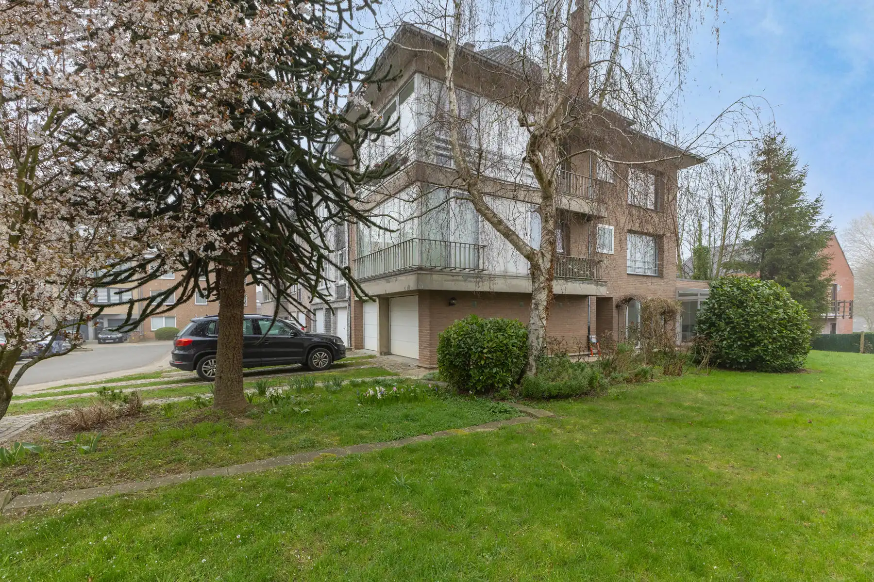 Opbrengsteigendom met 4 wooneenheden en 2 garages foto 3