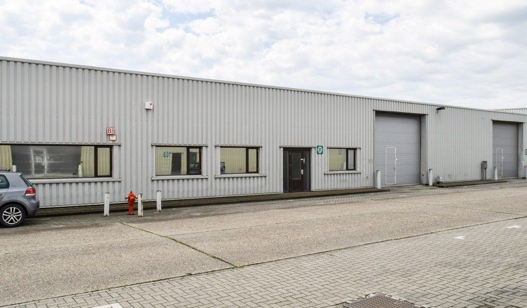 Magazijn met ingericht kantoor te huur in het industriepark te Malle foto {{pictureIndex}}