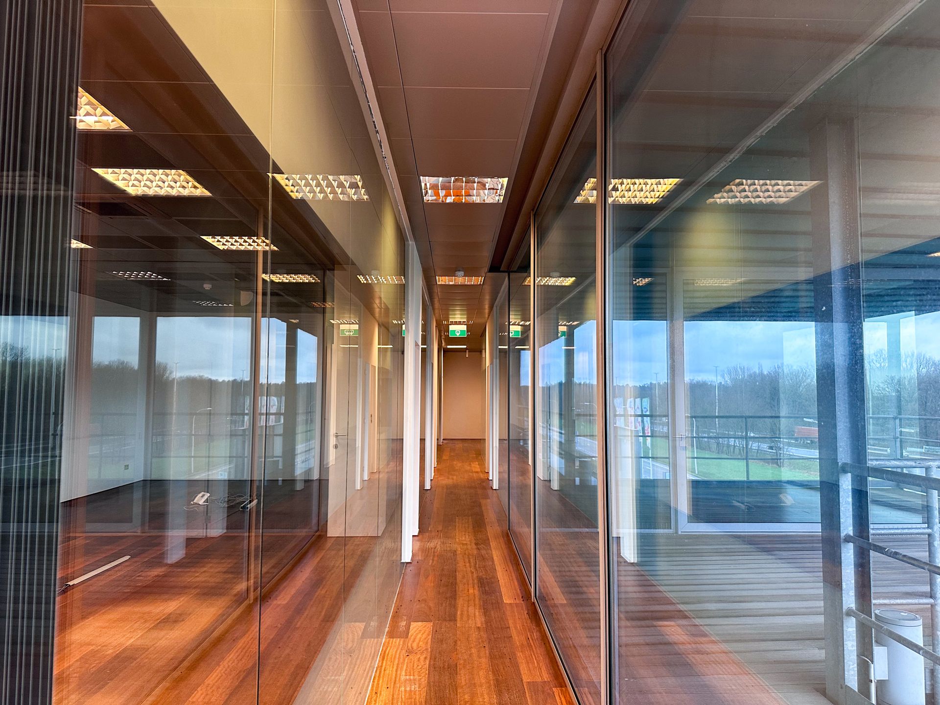 Modern Kantoor met Uitzicht en Strategische Ligging foto 12