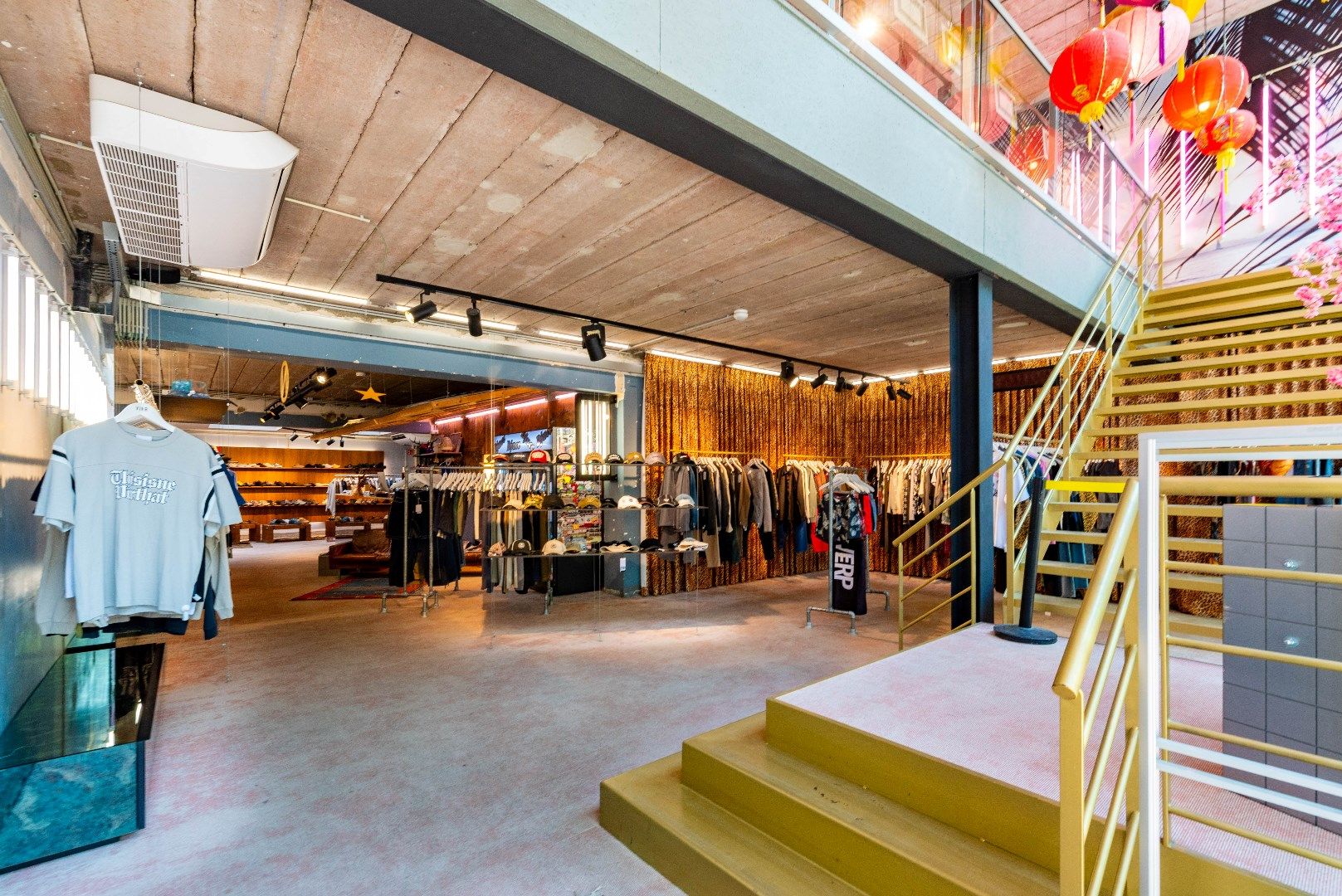 Veelzijdig handelspand in trendy winkelbuurt  foto 3