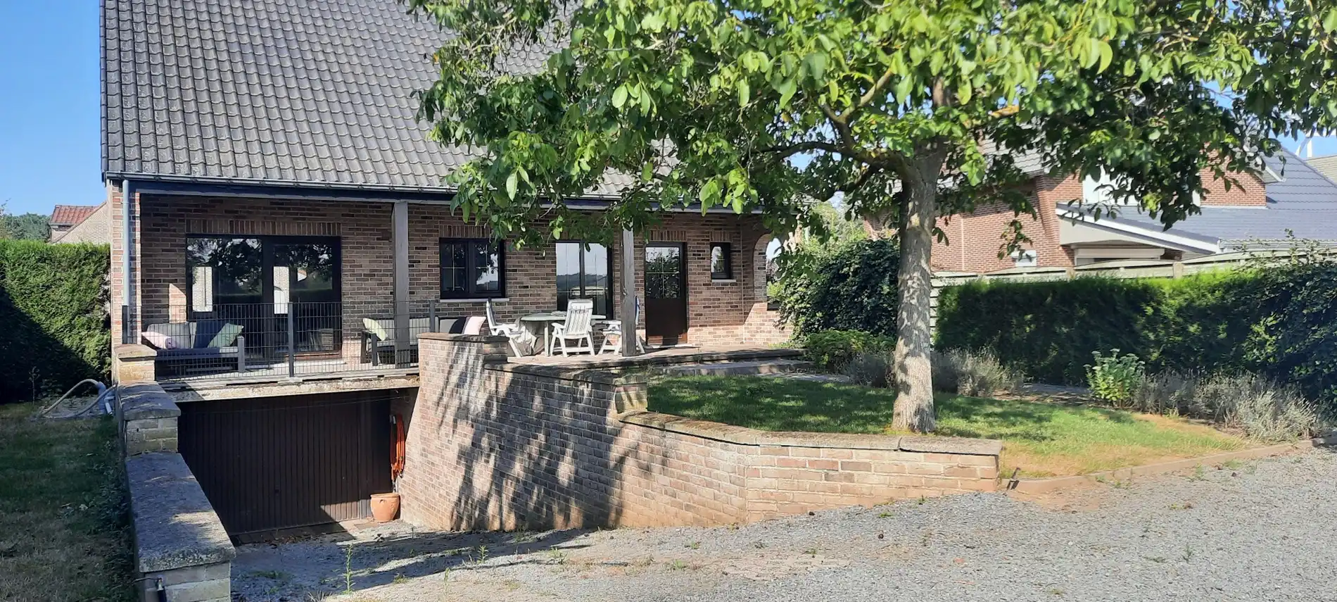 Verzorgde gezinswoning gelegen in een rustige omgeving op een perceel van 10a, met 3 slaapkamers en fraaie tuin. foto 3