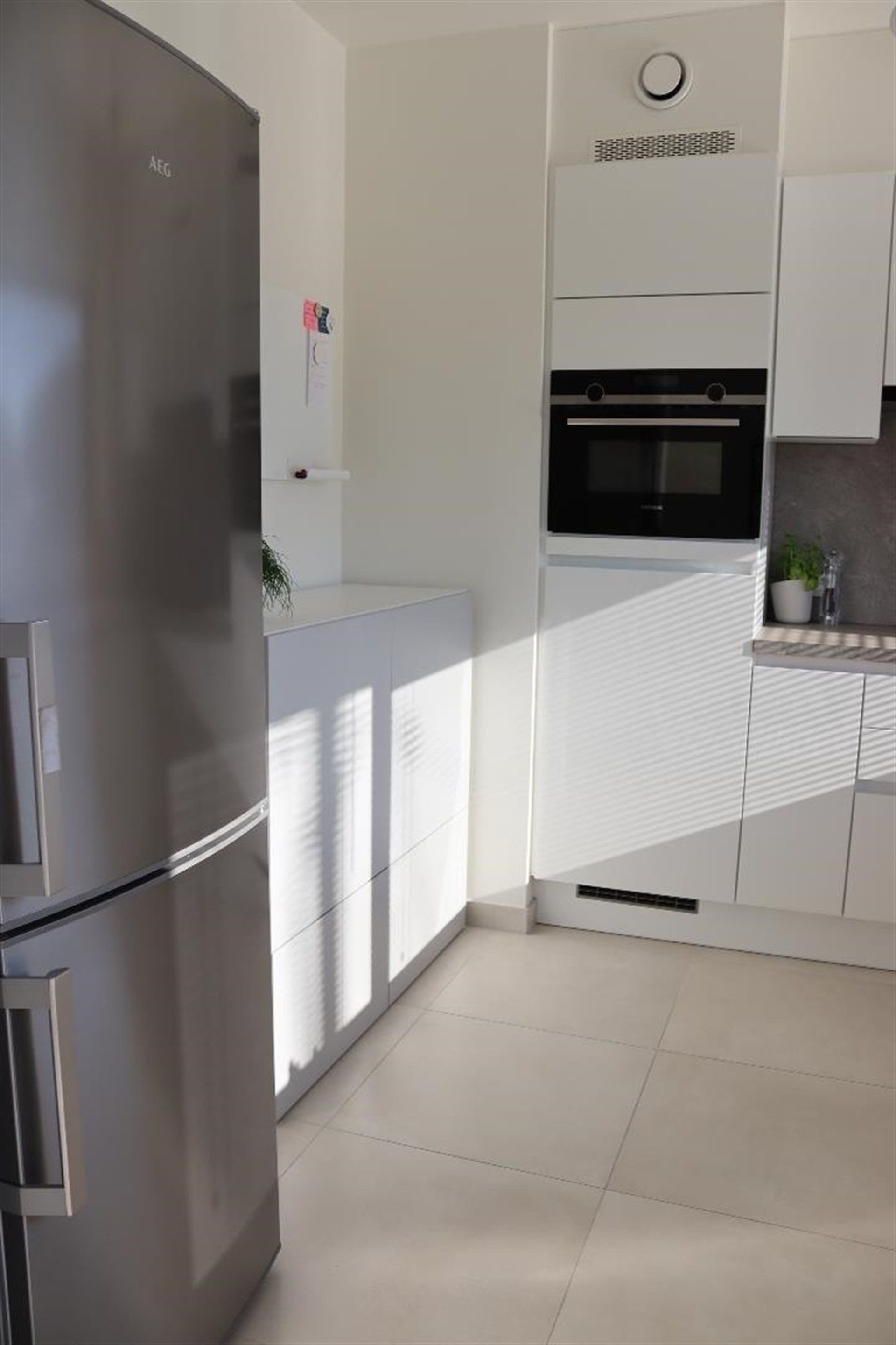 Ruim instapklaar gelijkvloers appartement met terras en caport. foto 8