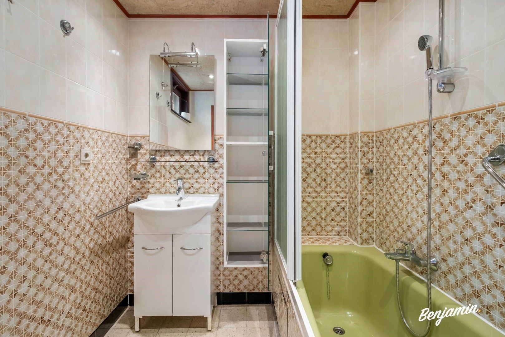 Ruime, verzorgde rijwoning met 4 slaapkamers, tuin en garage op centrale ligging te Menen foto 15