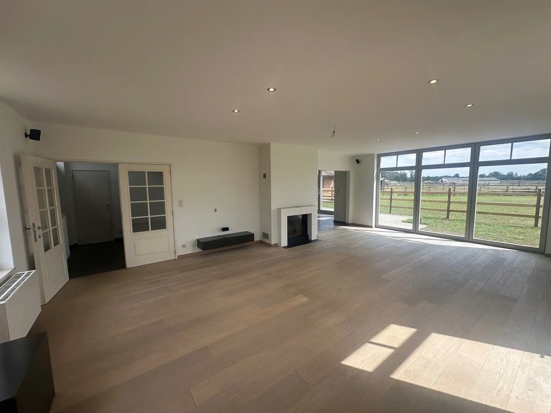 Klassevolle open bebouwing met 4 slaapkamers en prachtig landelijk uitzicht foto 4