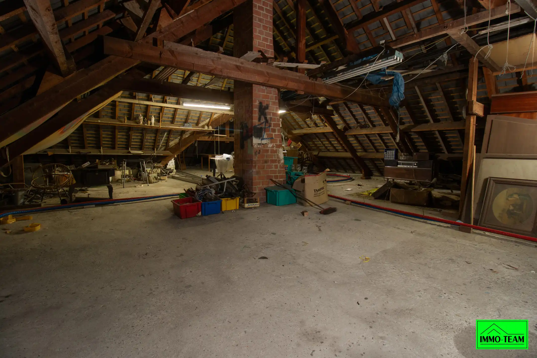 4-gevel woning in residentiële woonwijk foto 14