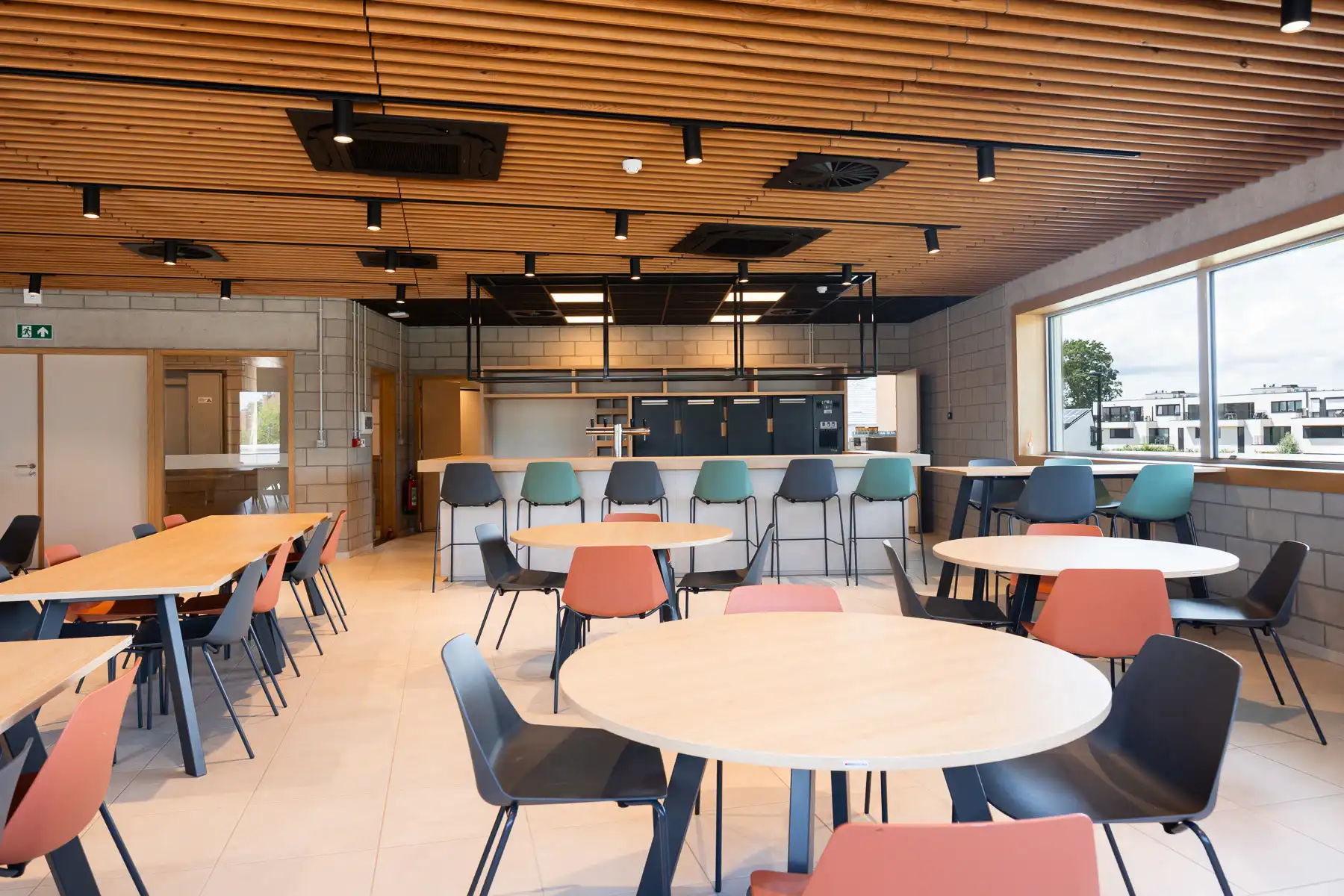 Recente en instapklare cafetaria met professionele keuken foto 3