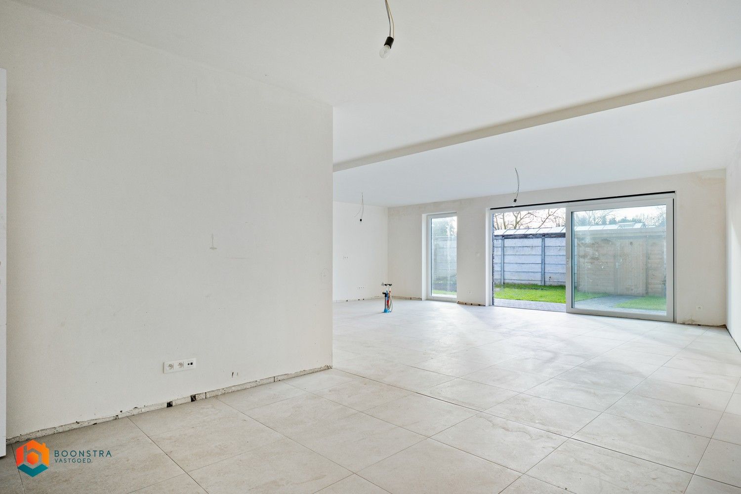 Ruim gelijkvloers app. met 3 slpkrs en tuin foto {{pictureIndex}}