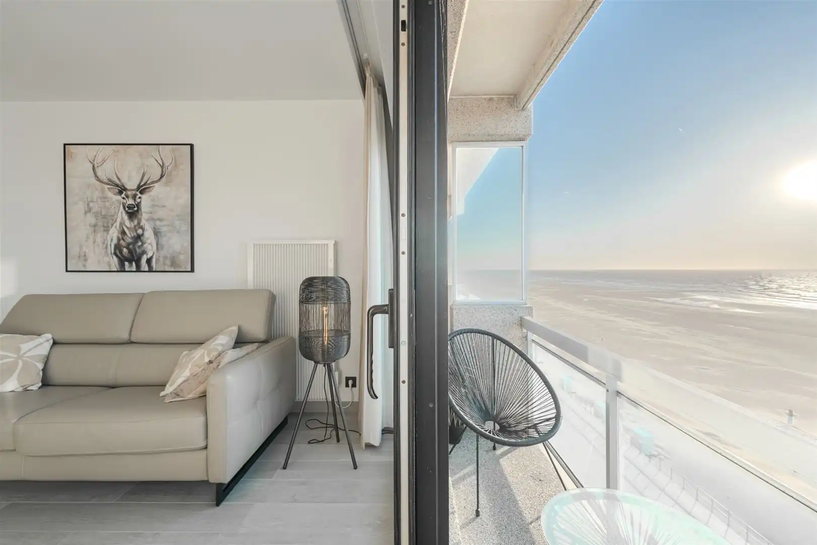 Moderne studio met frontaal zeezicht foto 30