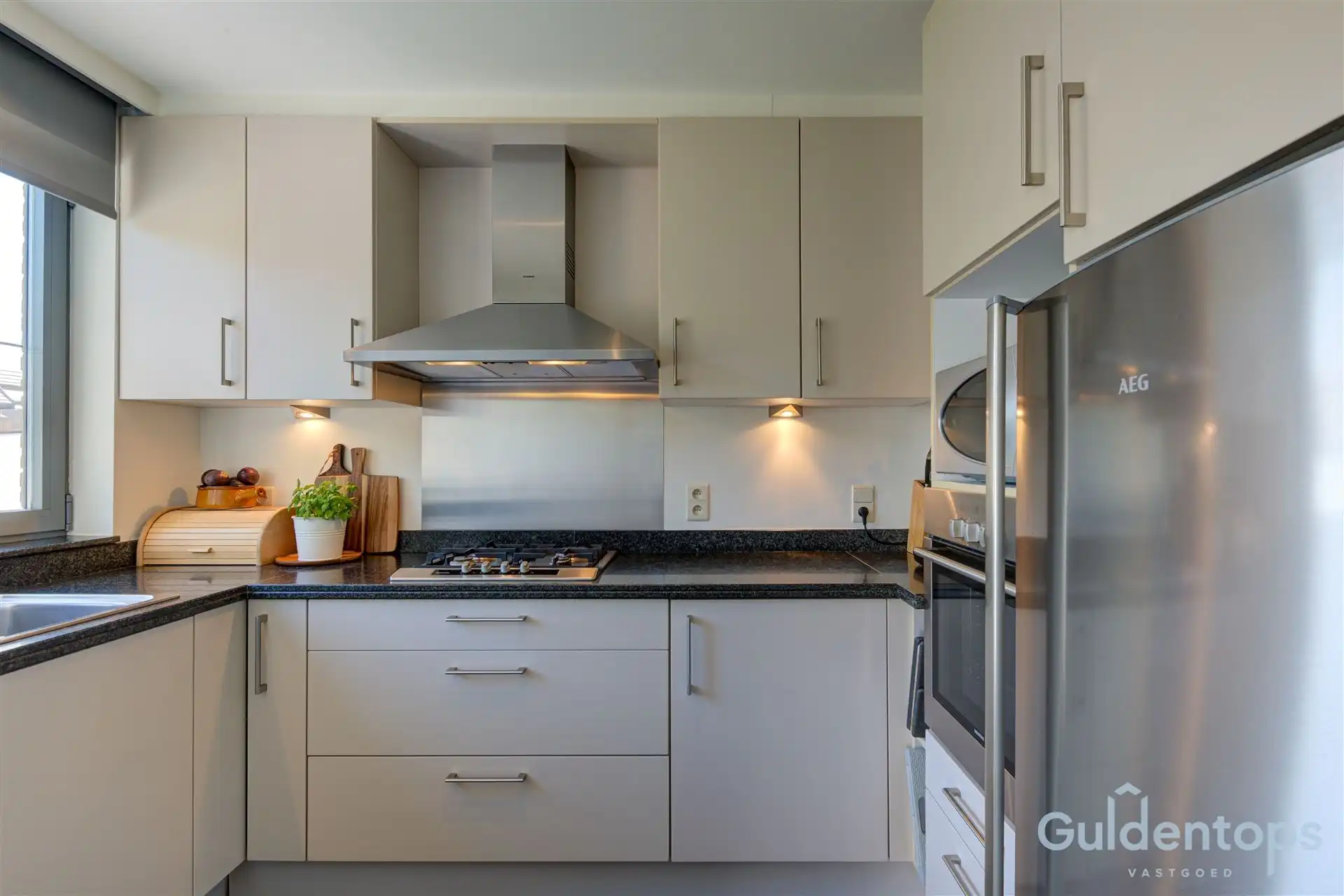 Knappe woning op topligging naast park foto 10