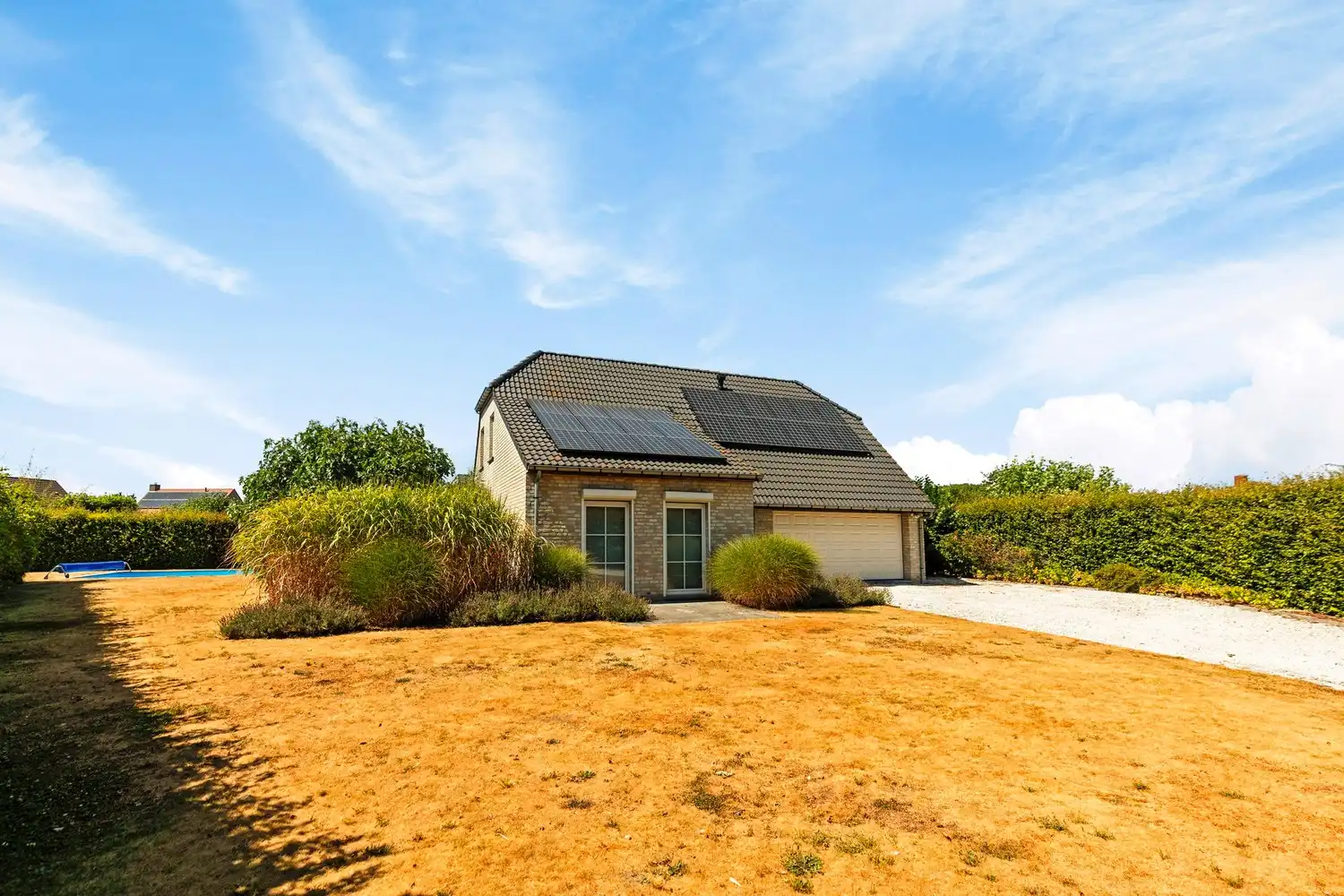 Residentieel gelegen villa met buitenzwembad, grote tuin en privacy. foto 23