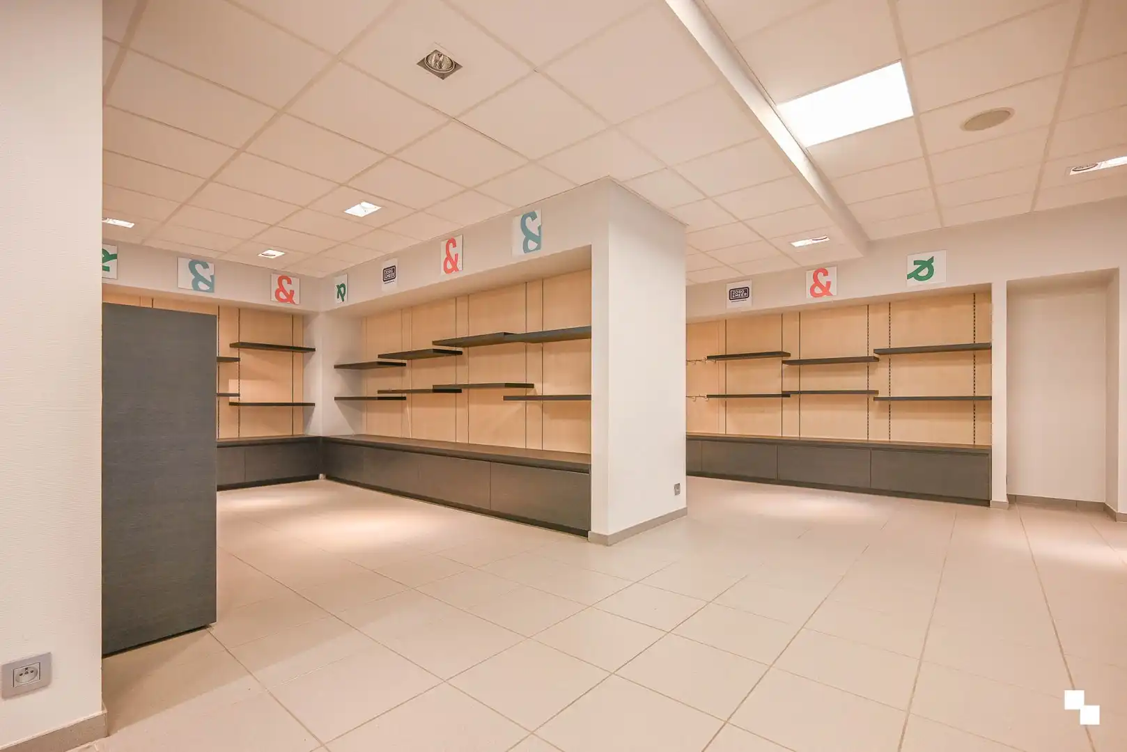 Deels ingerichte handelsruimte op toplocatie te Sint-Andries foto 5