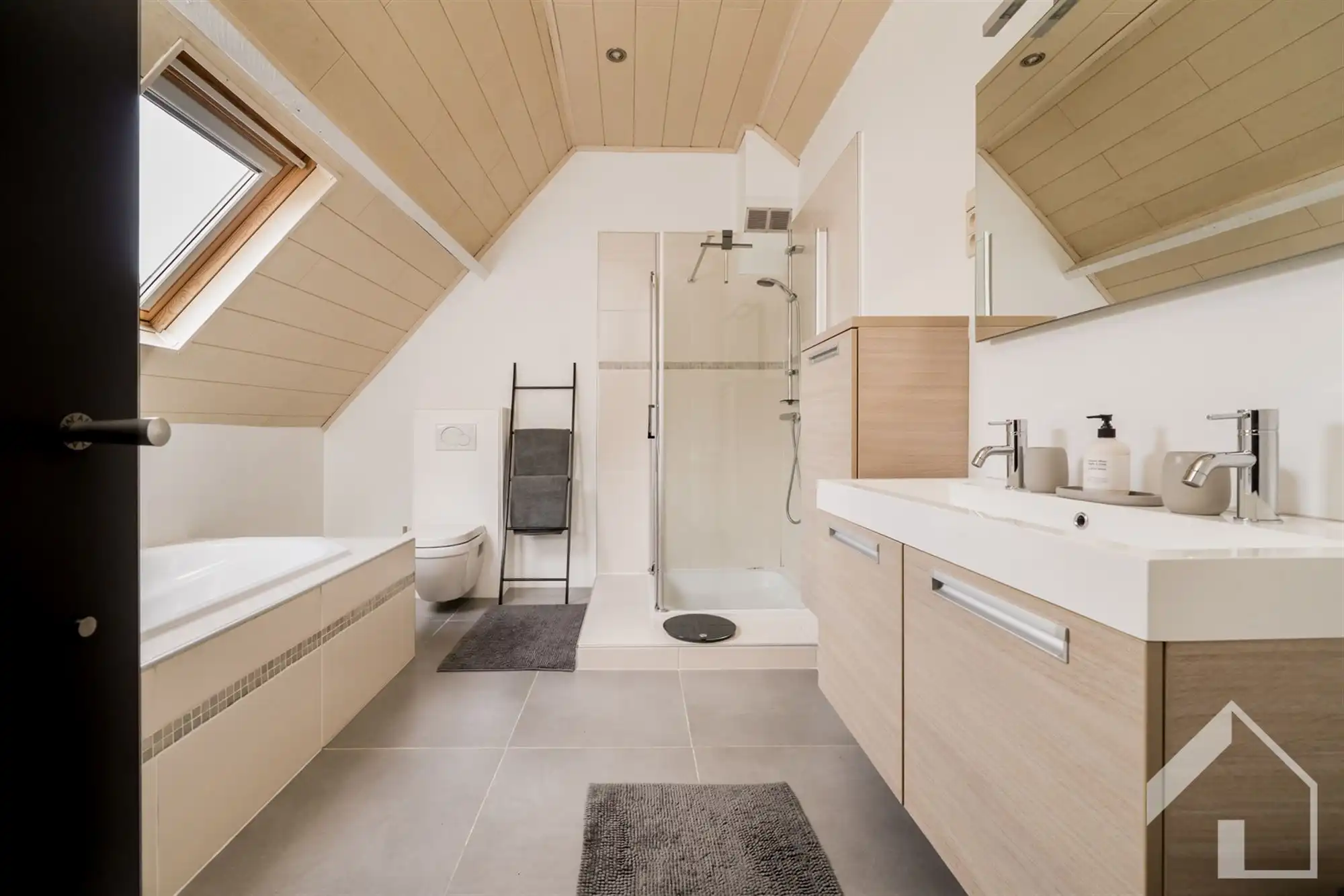 Comfortabele, ruime, instapklare woning met 5 slaapkamers foto 15
