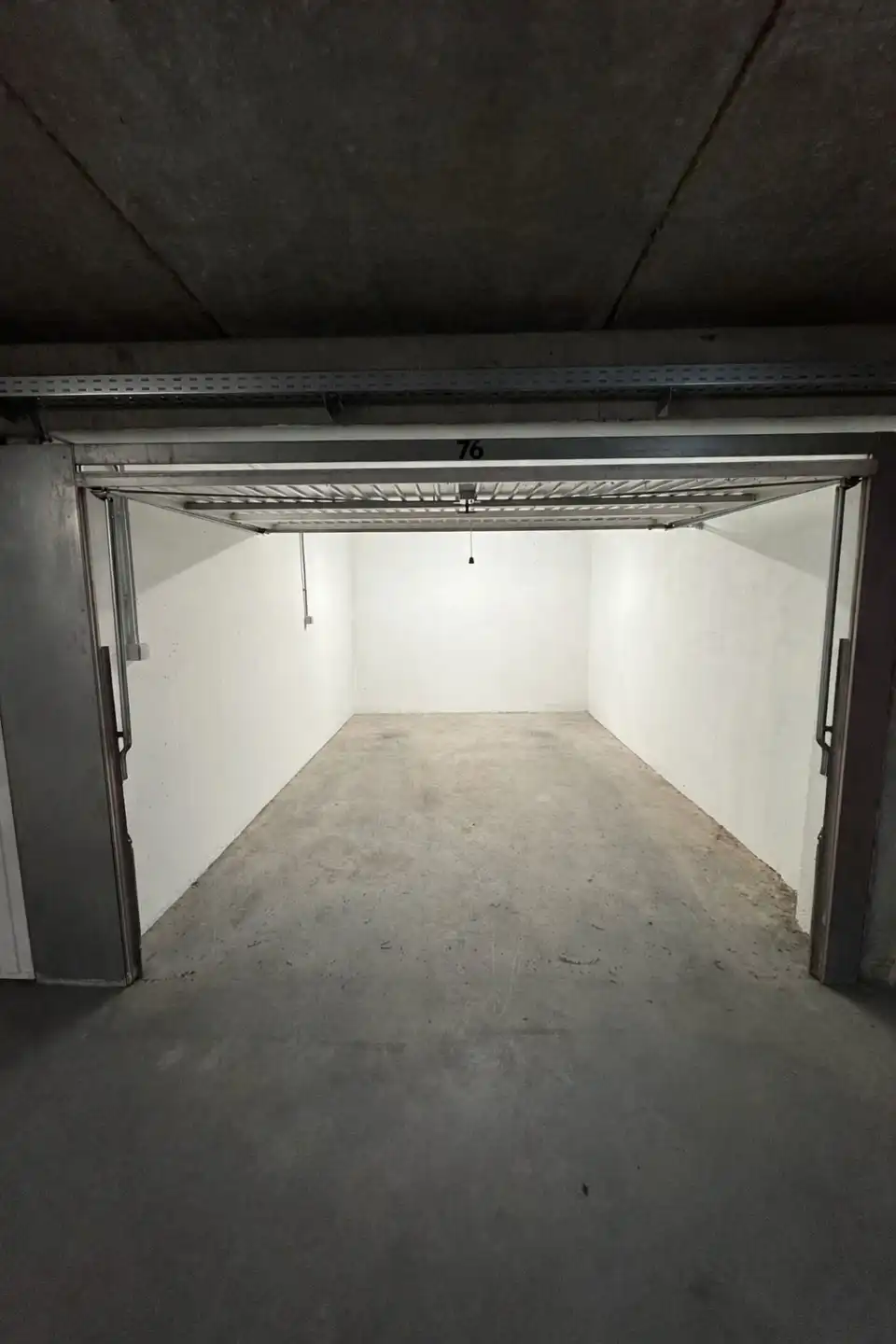 Gesloten garagebox te huur vlakbij centrum Knokke-Heist foto {{pictureIndex}}