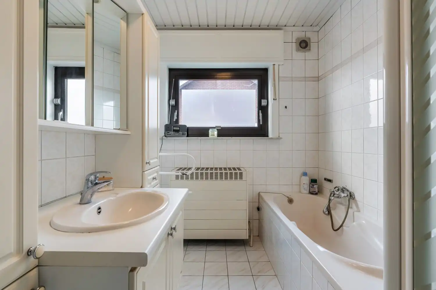 Halfopen gezinswoning met 3 slaapkamers, kelder en aangename tuin in Nieuwerkerken foto 15