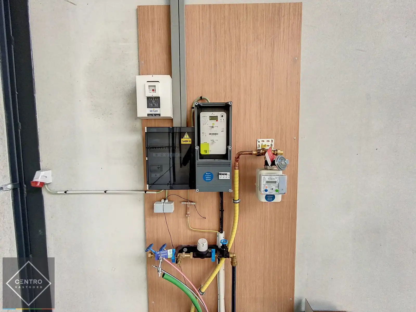 NB LOODS (311m2) TE HUUR, voorzien van alle nutsvoorzieningen en een vrije hoogte van 6,2m (tussenverdieping mogelijk). Op ambachtelijke zone te Jabbeke. foto 7