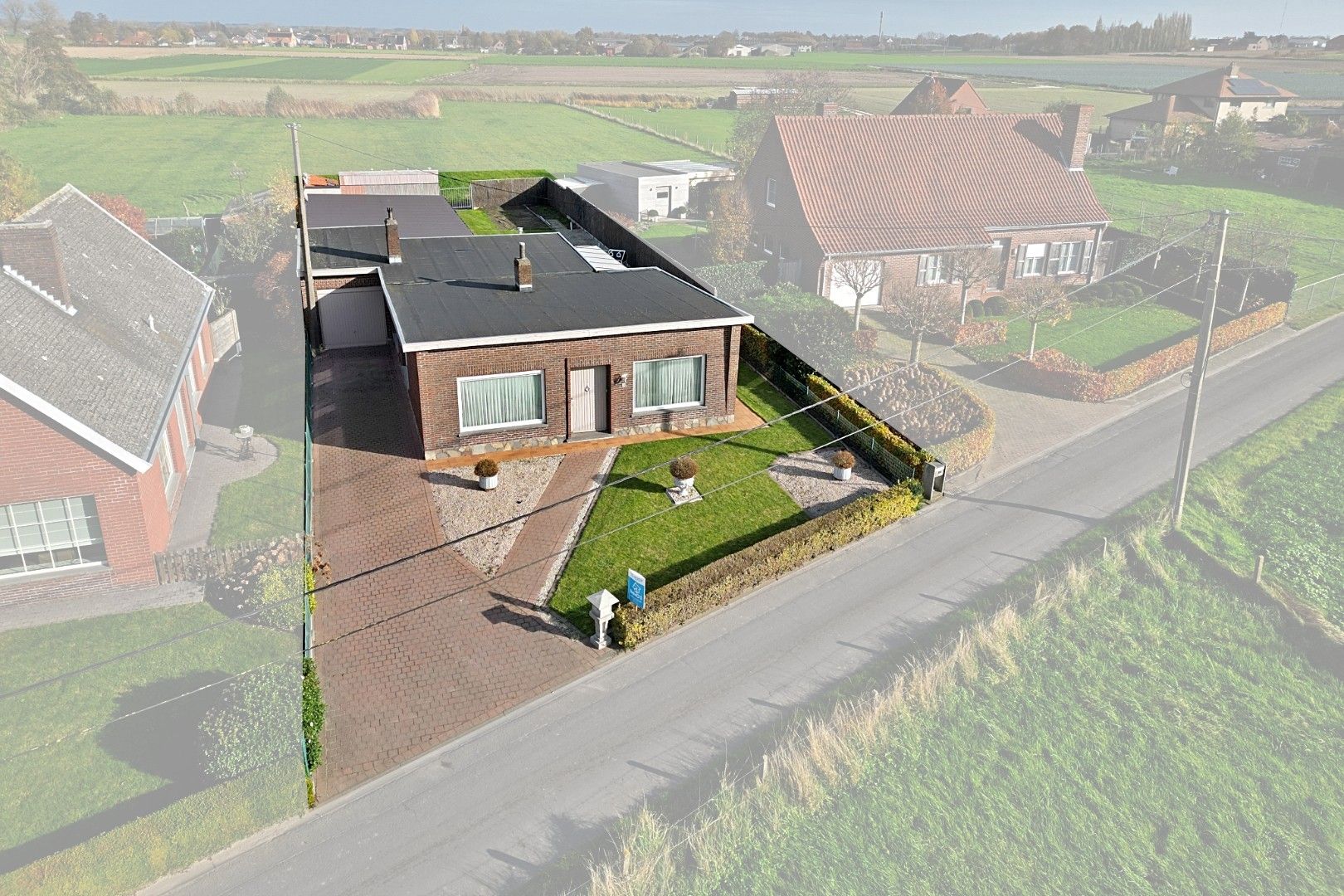 Hoofdfoto van de publicatie: Rustig gelegen bungalow met 3 slpks en garage op 800 m²!