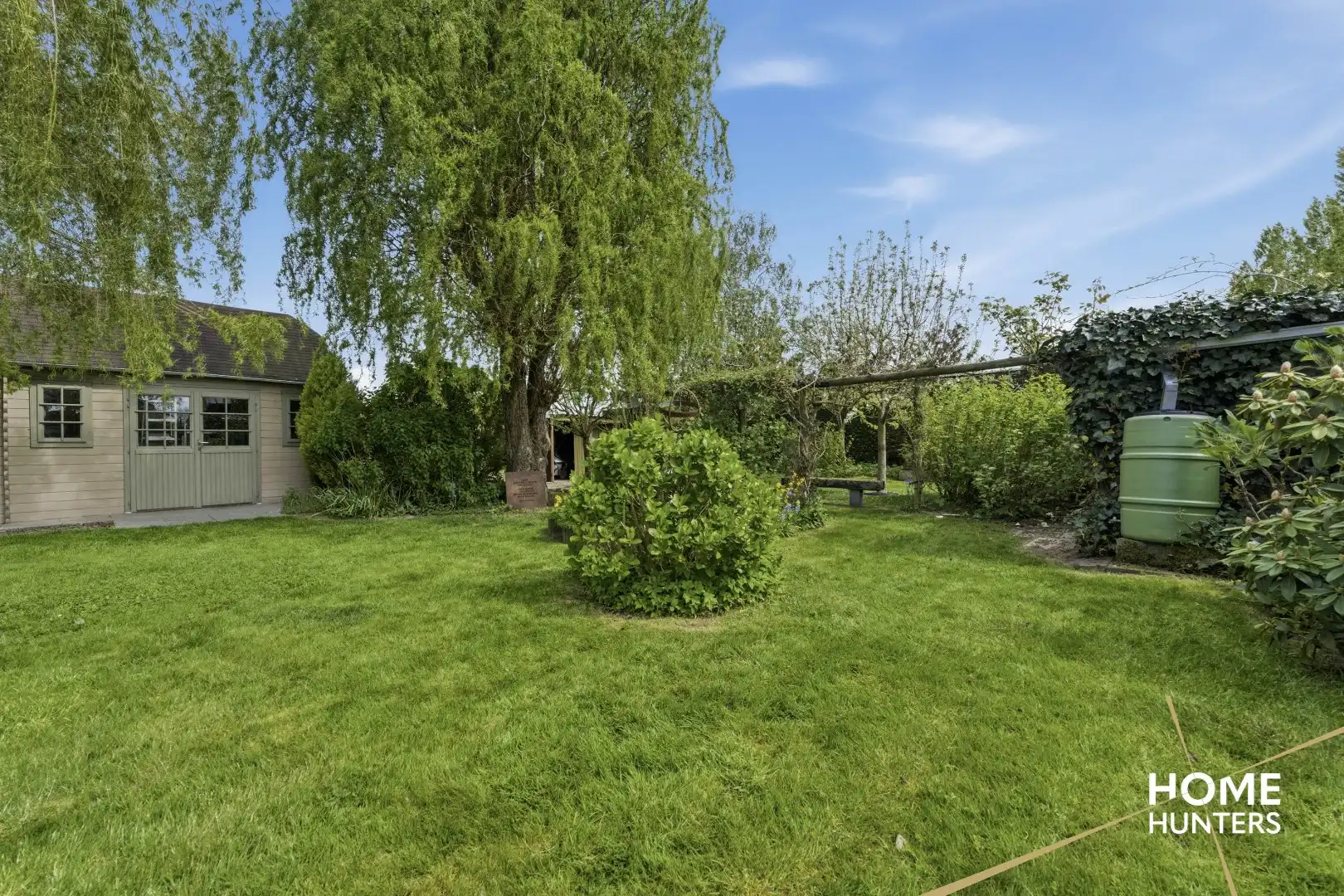 Instapklare villa met 5 slaapkamers, een ruime garage en een prachtige tuin te Dikkebus foto 36