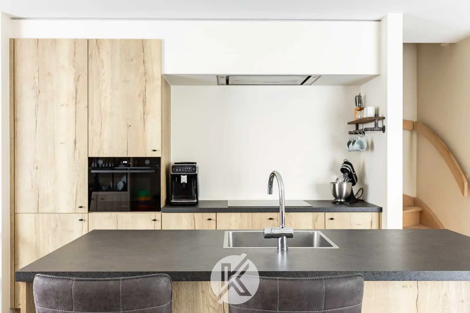 Recente, lichtrijke woning met carport foto 10