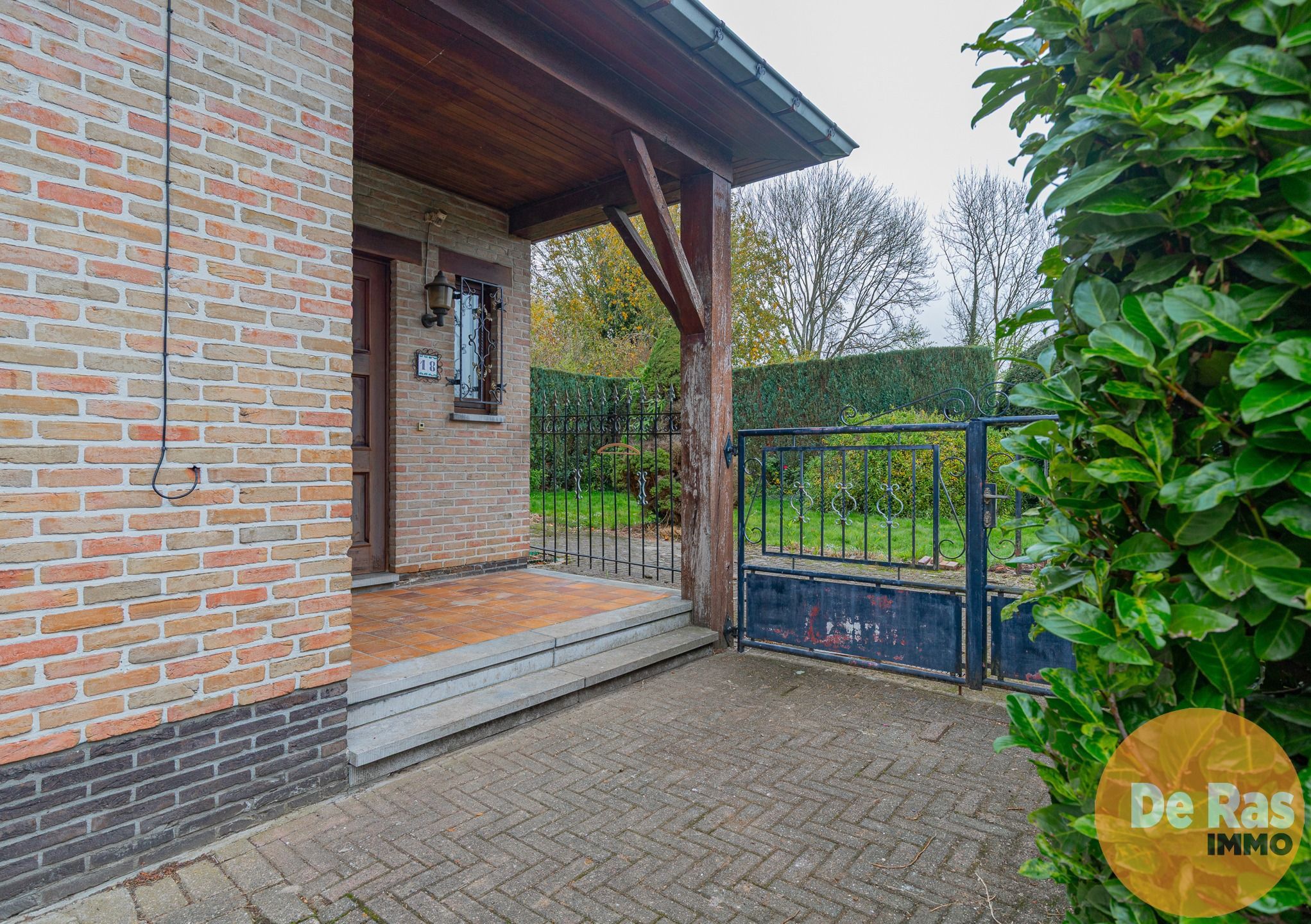 HILLEGEM - Te renoveren woning op een unieke locatie foto 5