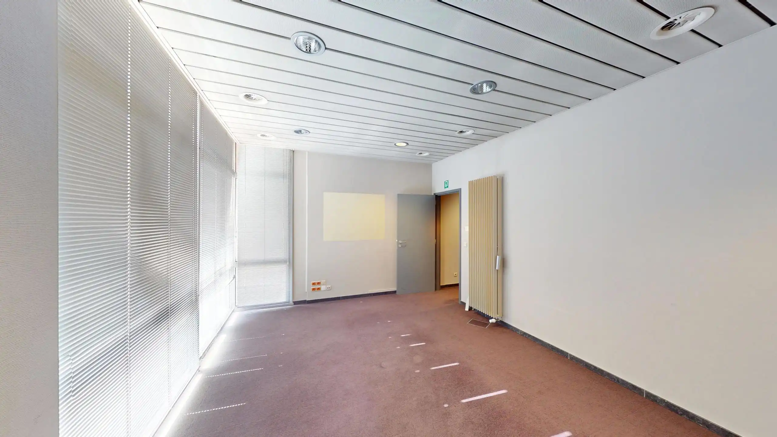 Zeer ruim kantoor op commerciële locatie in centrum Beringen foto 17