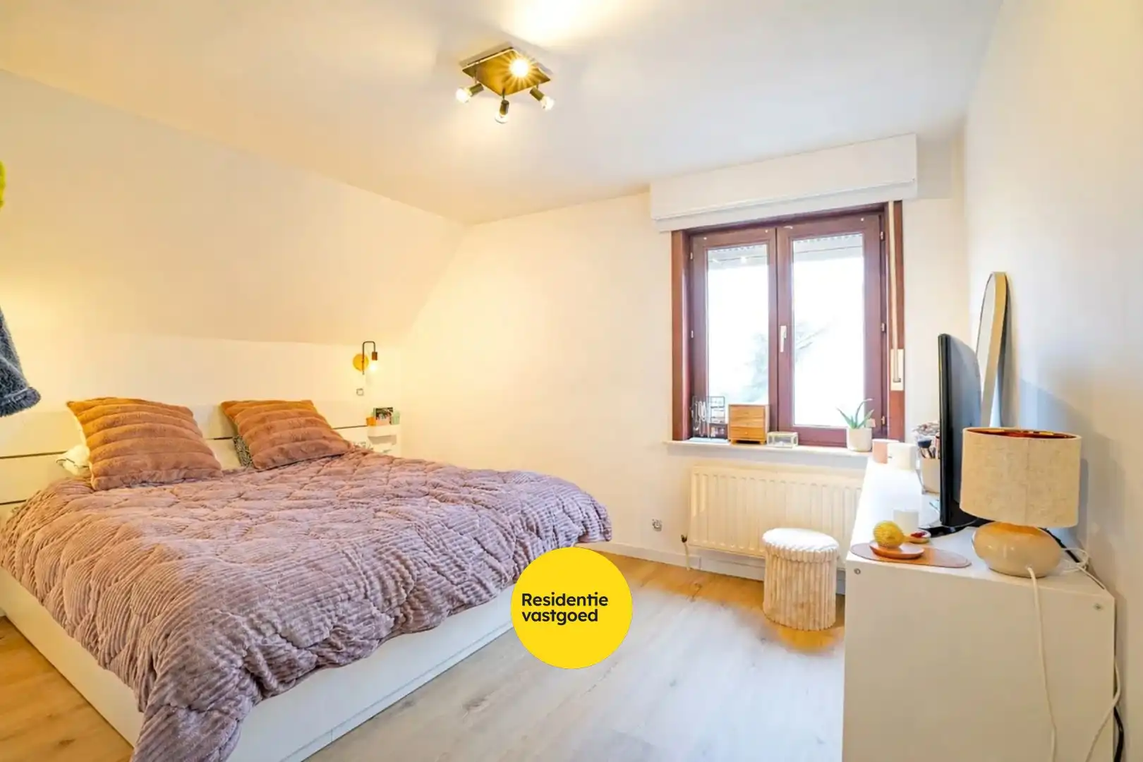 Gerenoveerde alleenstaande woning op 637m² te Veurne! foto 13