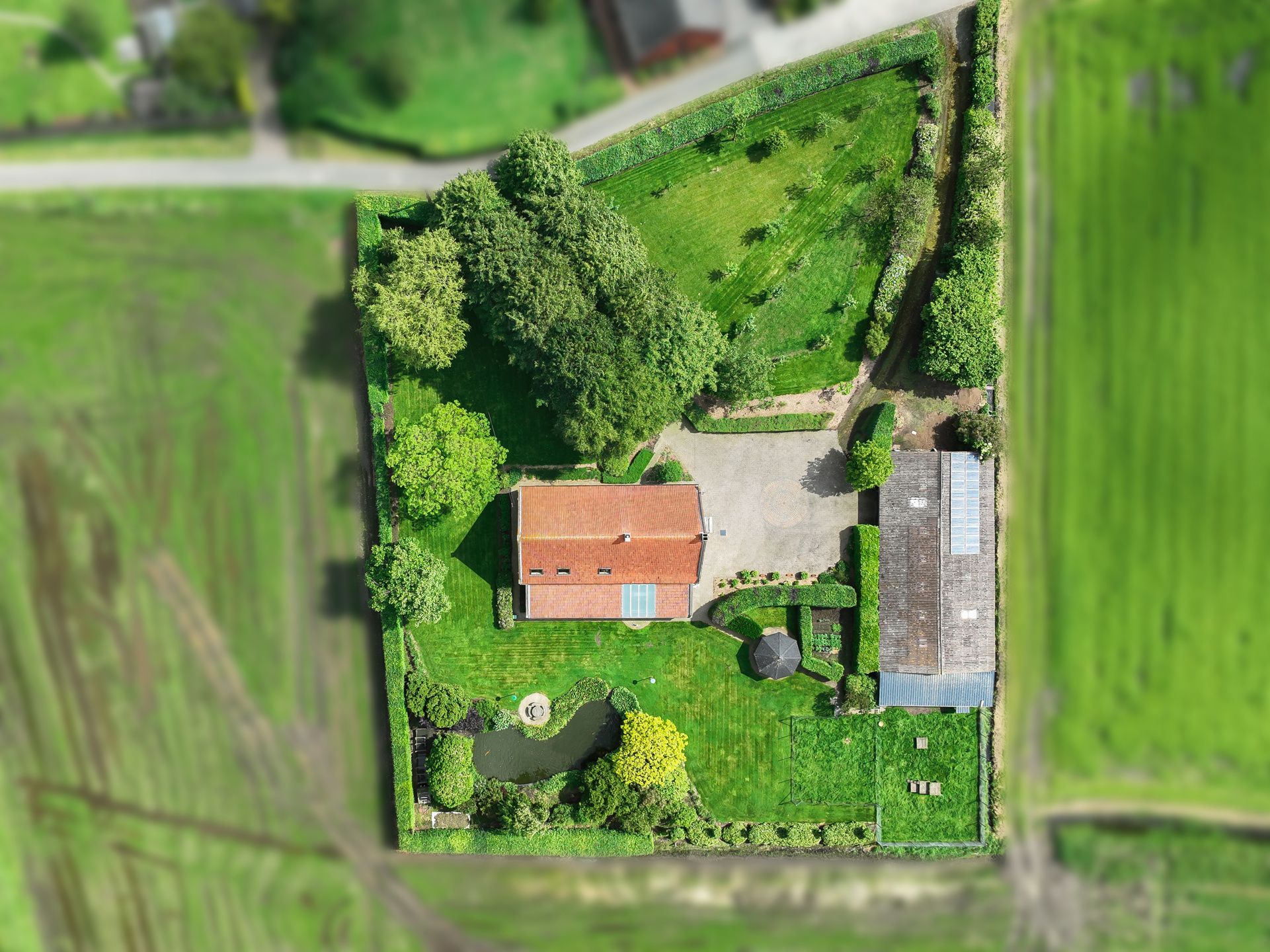 Authentieke herenhoeve op ruim perceel van 5.856 m² foto 6