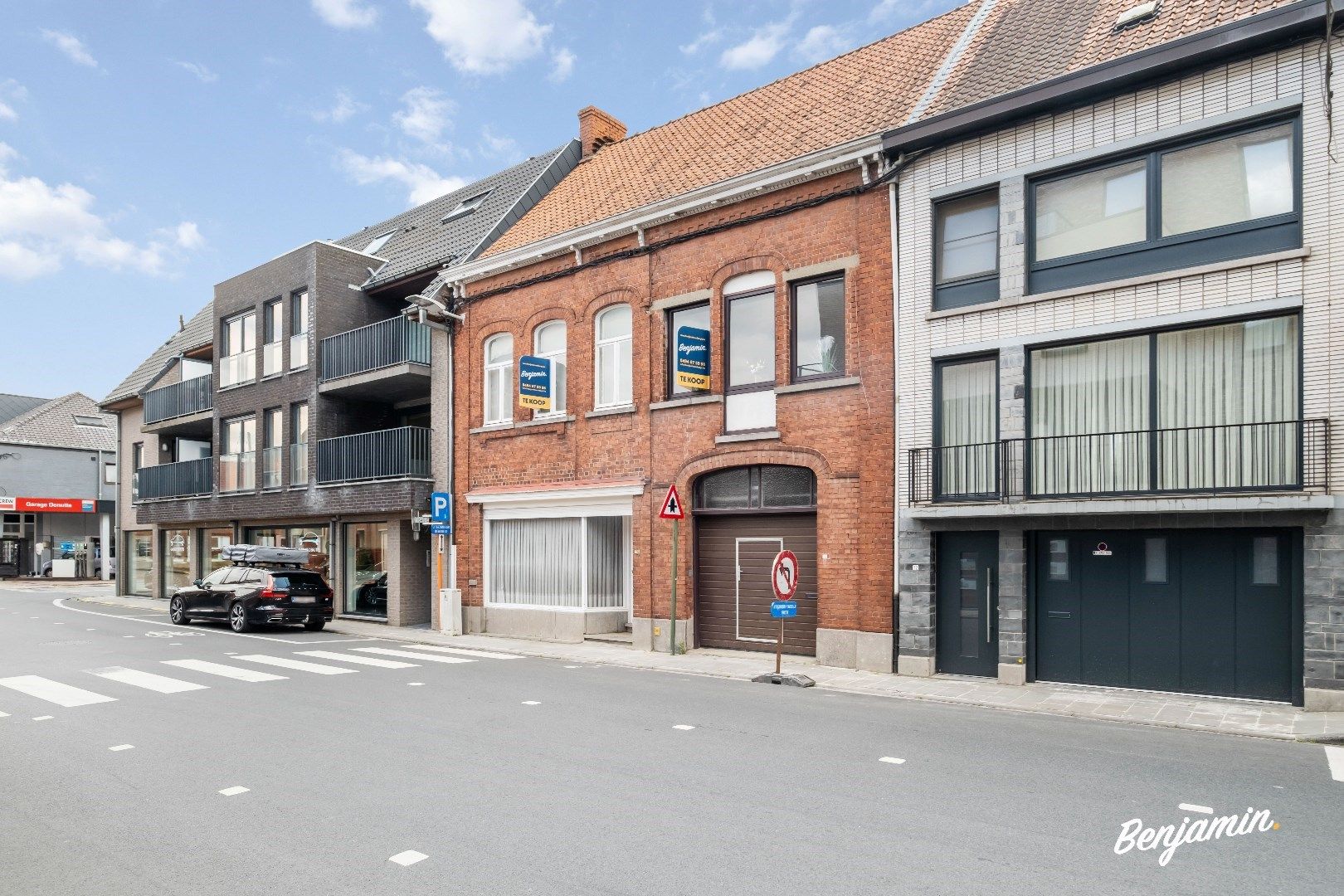 Rijwoning met tuin, parking en uitweg + appartement met garage in Wevelgem foto 1