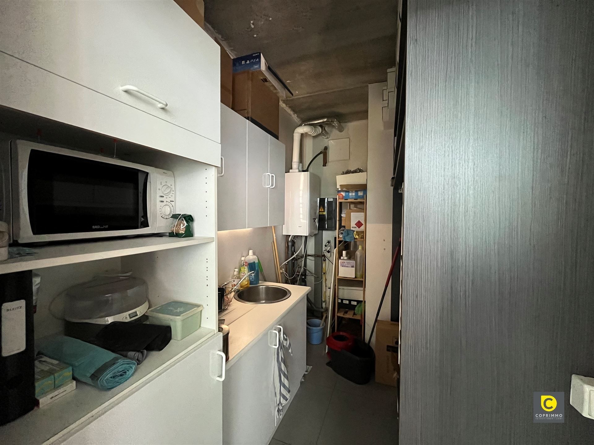 Centraal gelegen handelsruimte met twee autostaanplaatsen foto 6