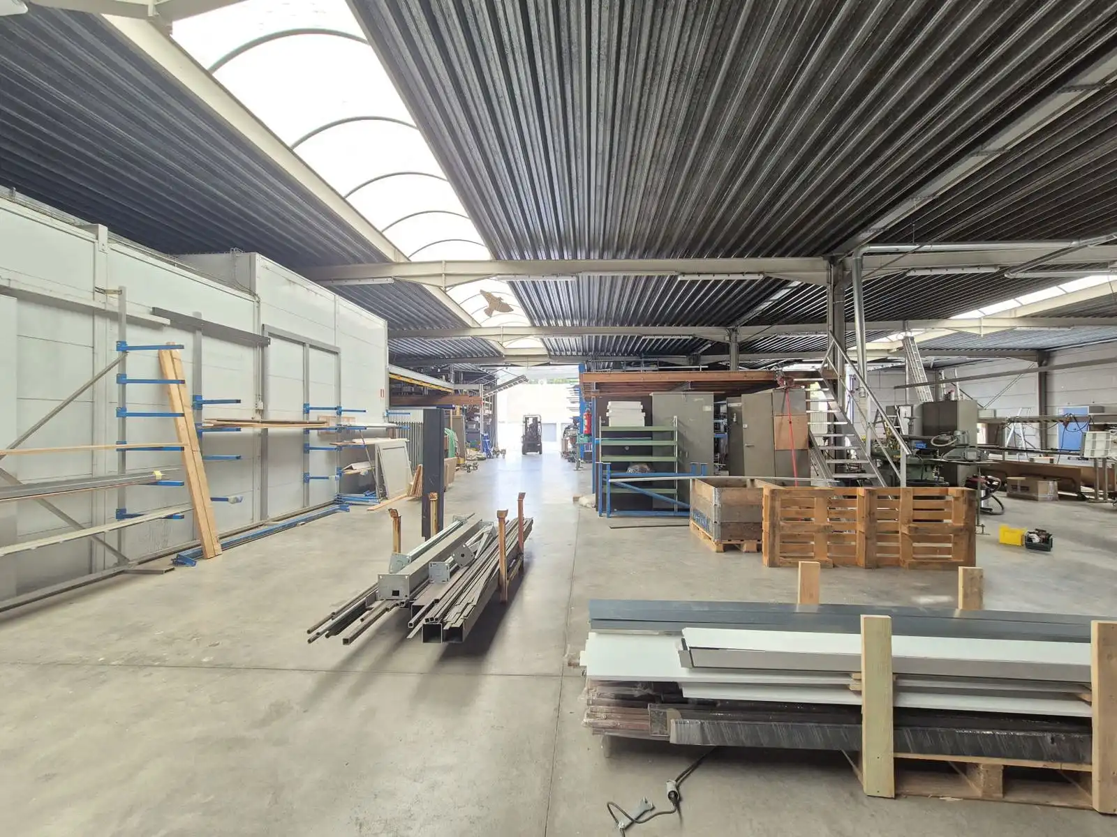 Opslag/werkplaats van 1000 m² met bijkomende kantoorruimte foto 6