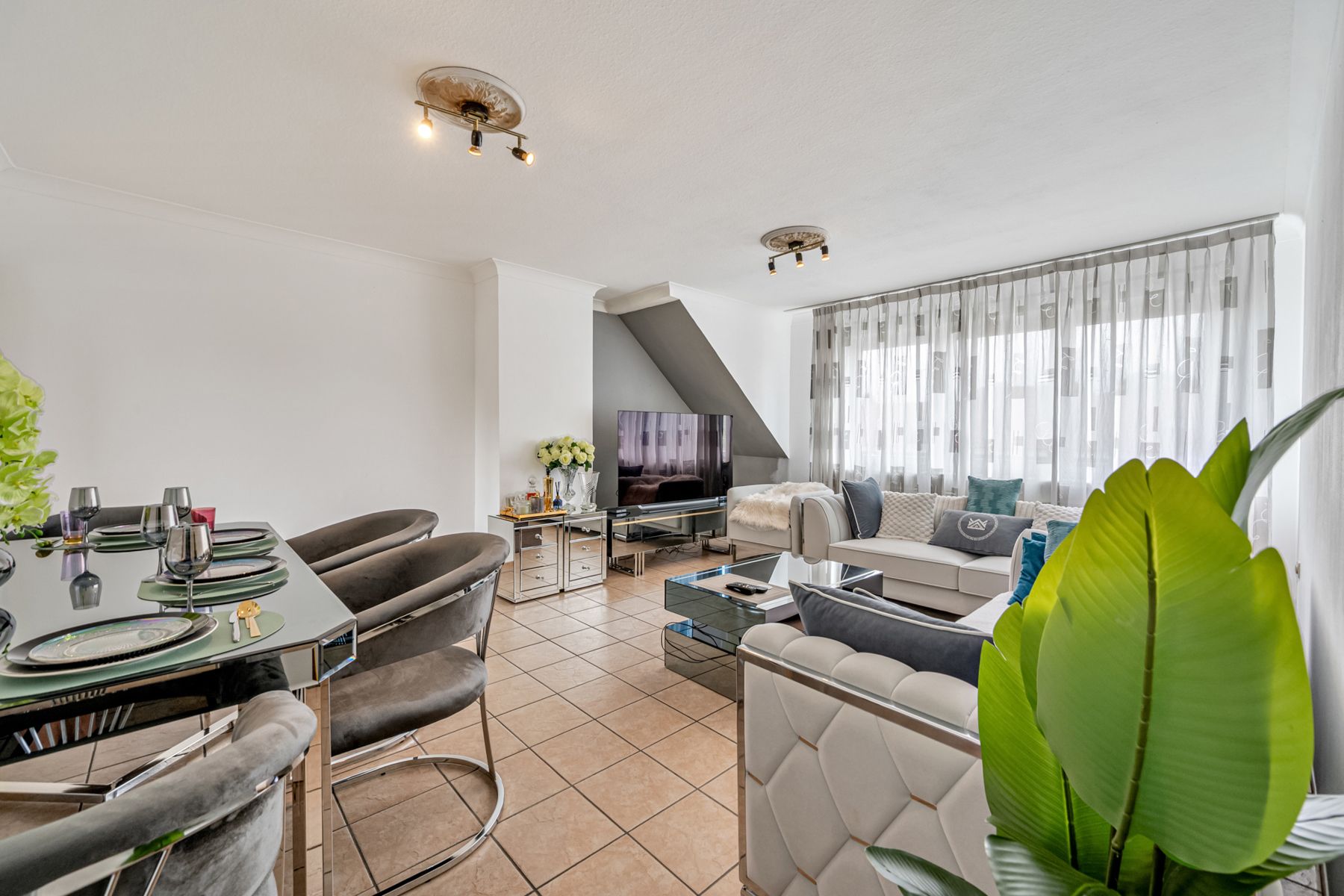 Hoofdfoto van de publicatie: Op te knappen appartement met 2 slaapkamers en terras