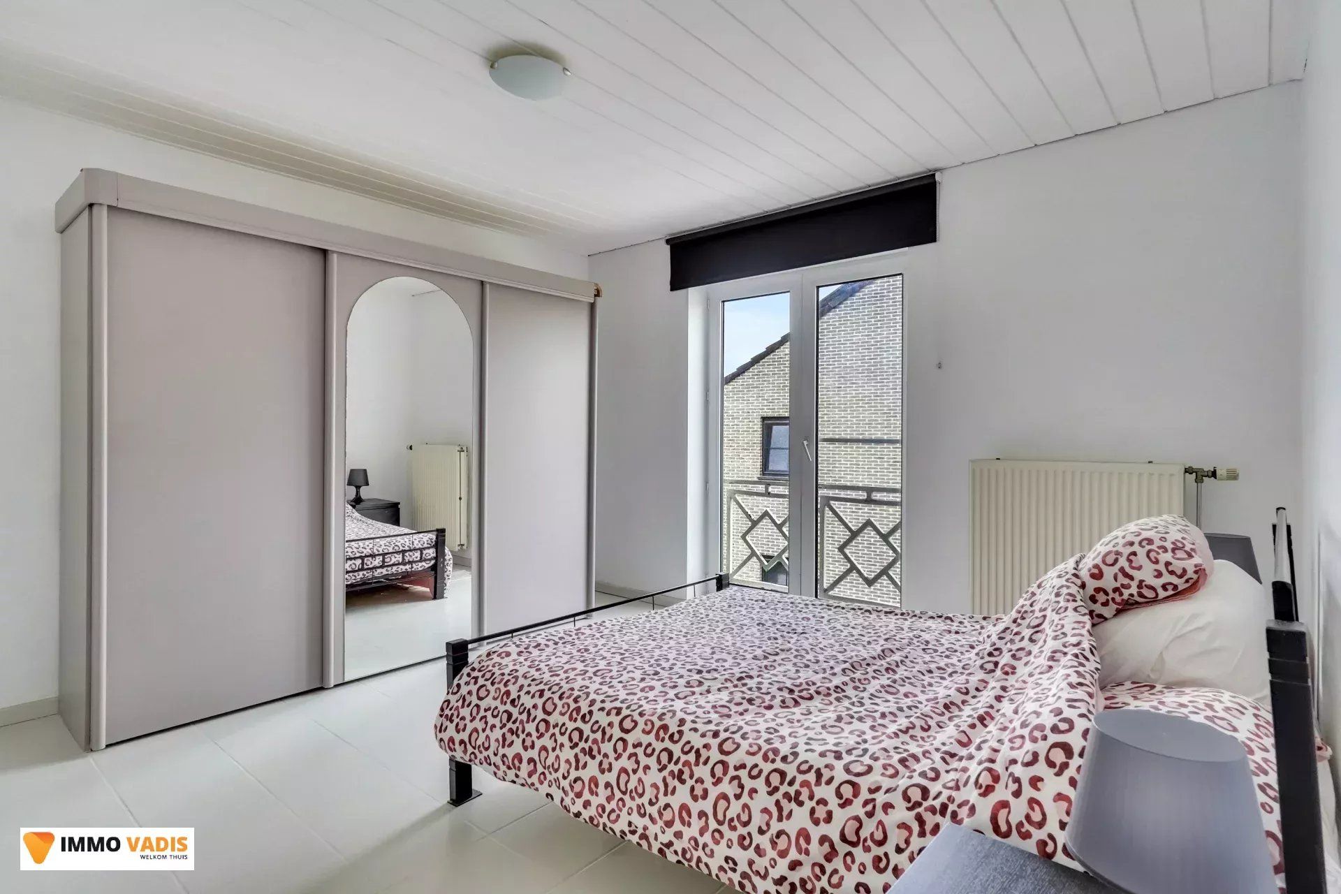 Instapklare halfopen woning met tuin en twee garages foto 8