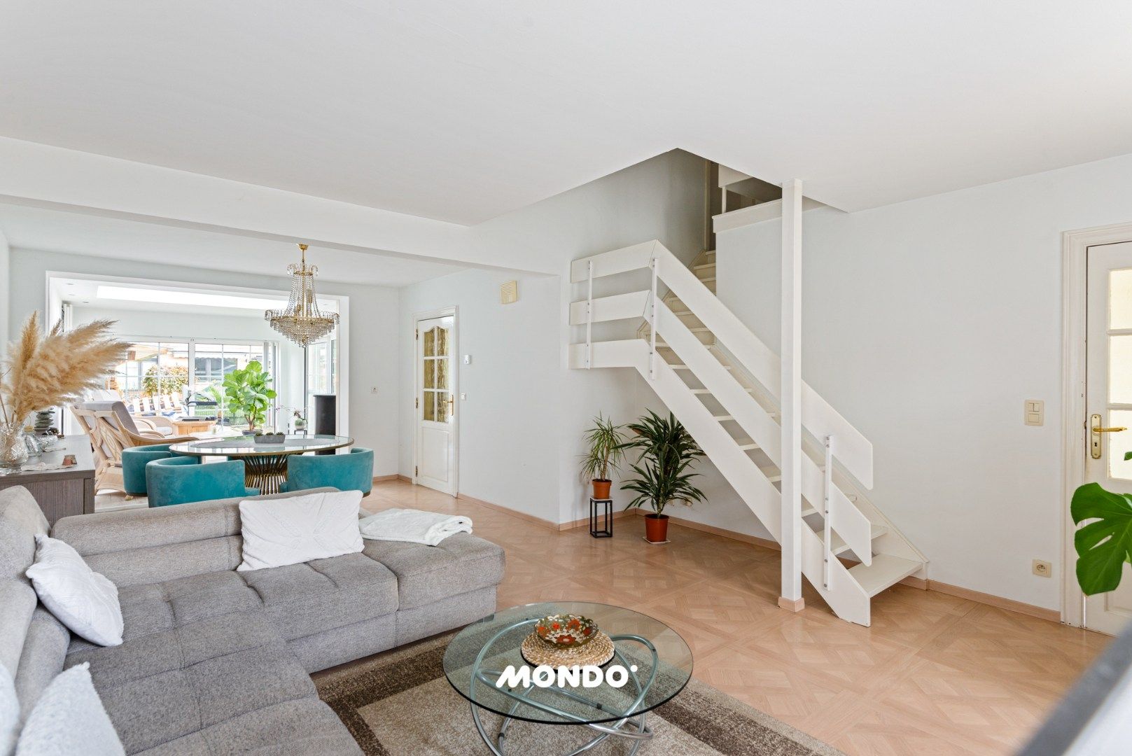 Ruime gezinswoning met 3 slaapkamers en lichtrijke aanbouw in een rustige doodlopende straat! foto 4