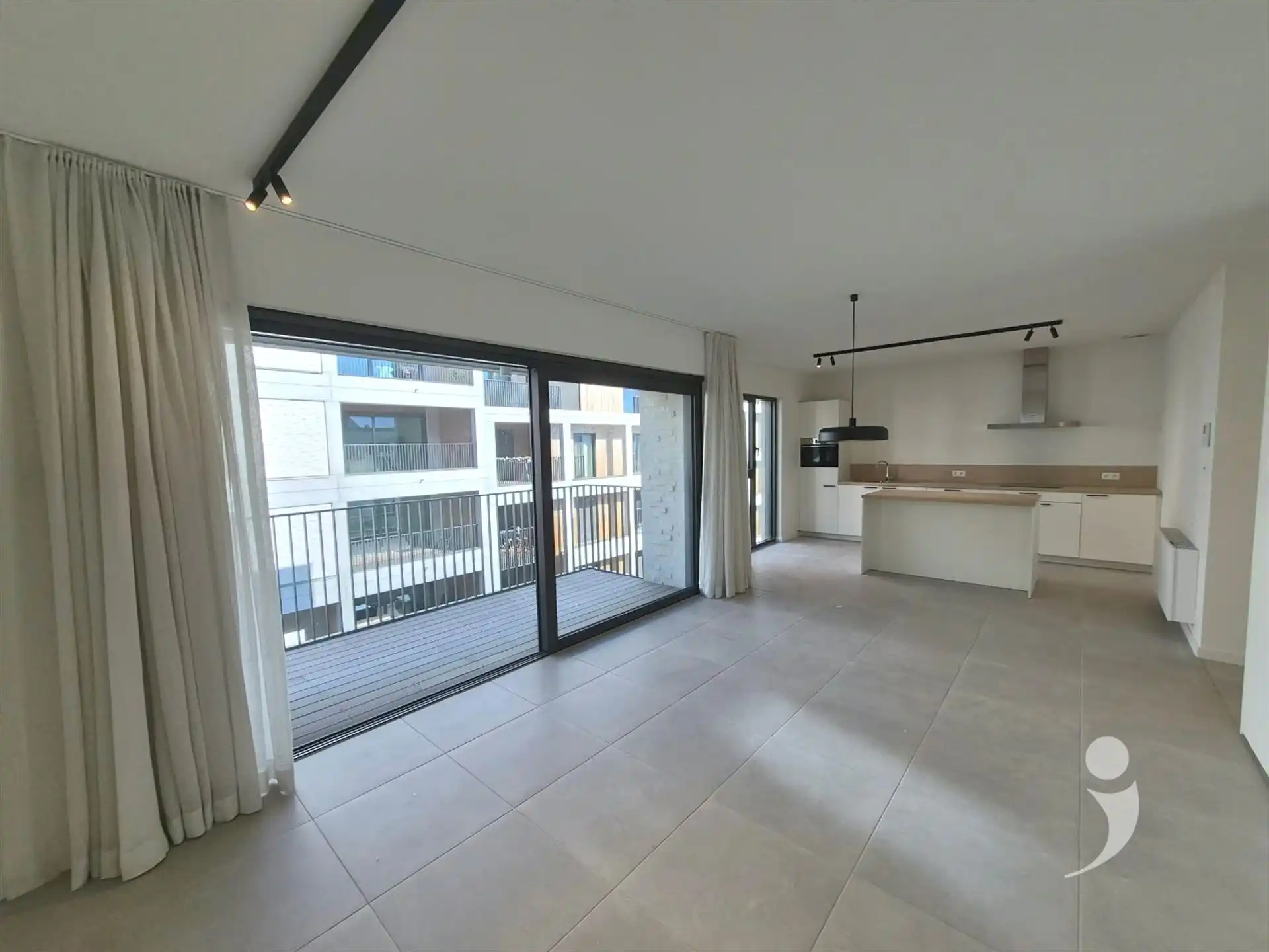 Nieuwbouw appartement met dubbele staanplaats voor de wagen foto {{pictureIndex}}