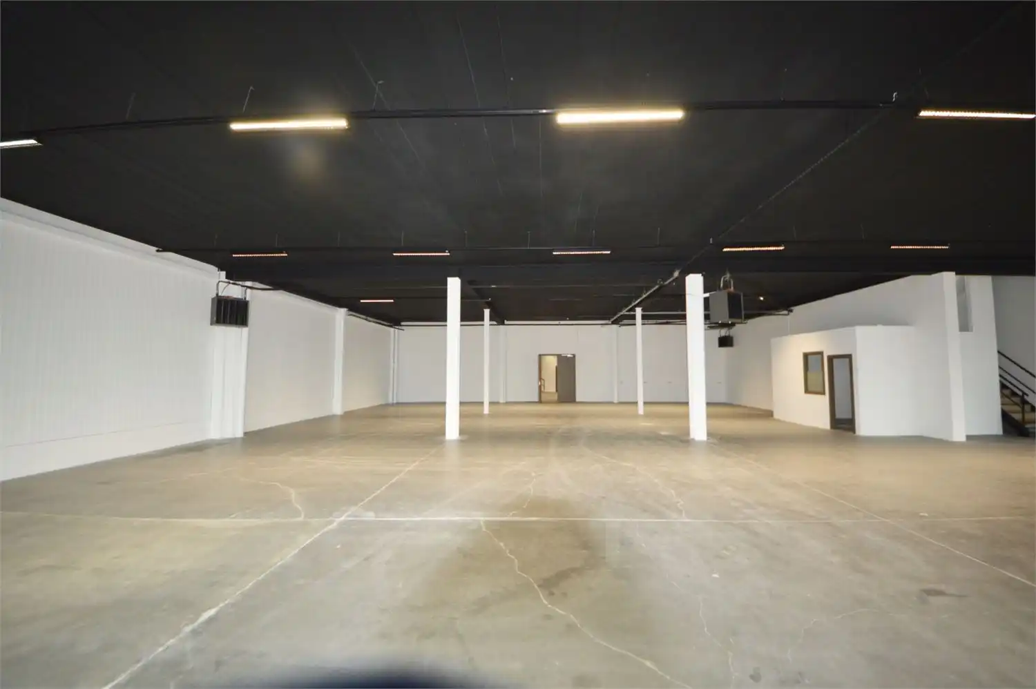 ** IN OPTIE ** COMMERCIEEL GEBOUW BAANLOCATIE MET PARKING NABIJ MCDONALDS foto 5