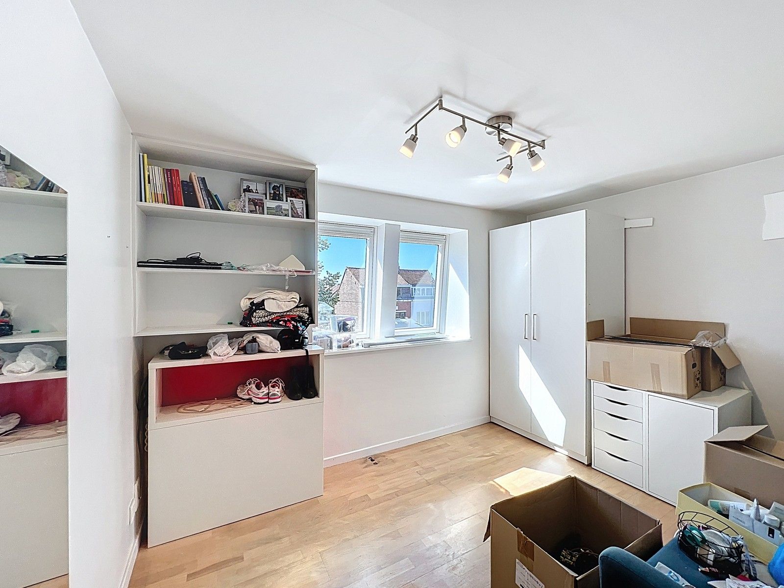 Prachtig HERENHUIS (met o.a. 5 slpk, garage en tuin), apart KANTOOR-gebouw en 630 m2 MAGAZIJNEN op zeer goede ligging te KORTRIJK ! Géén renovatieverplichting! foto 18