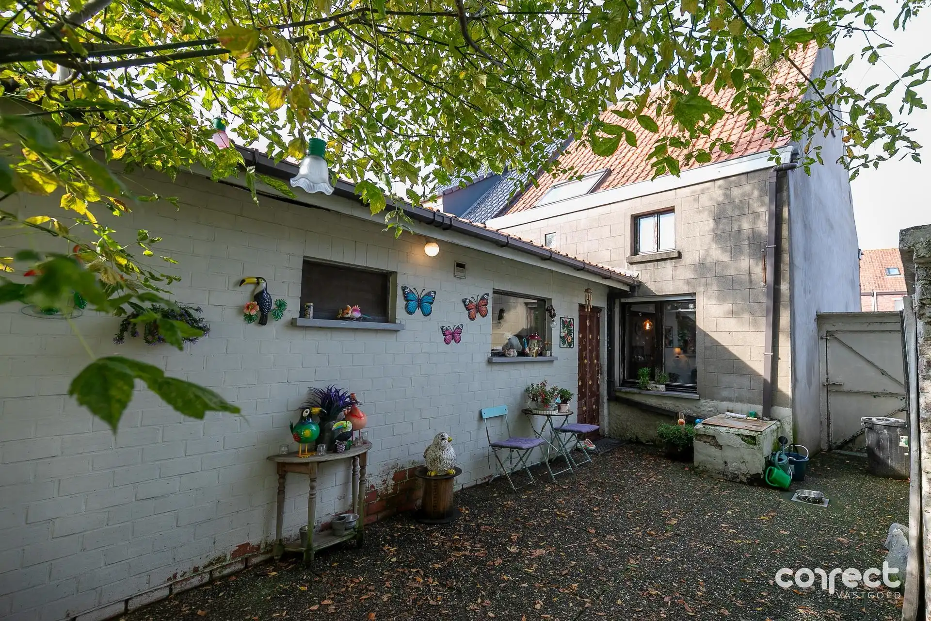 Te renoveren halfopen bebouwing op een rustige ligging met mooie tuin, terras en garage. foto 11