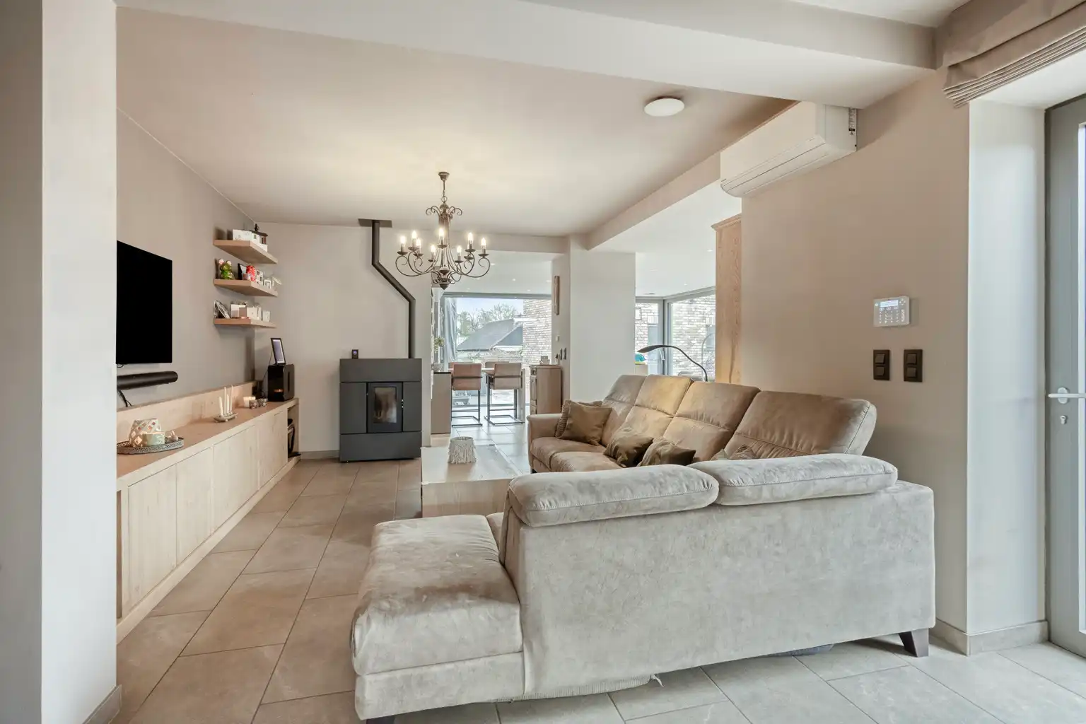 INSTAPKLARE WONING MET BIJGEBOUW EN RUIME GARAGE/LOODS  foto 2