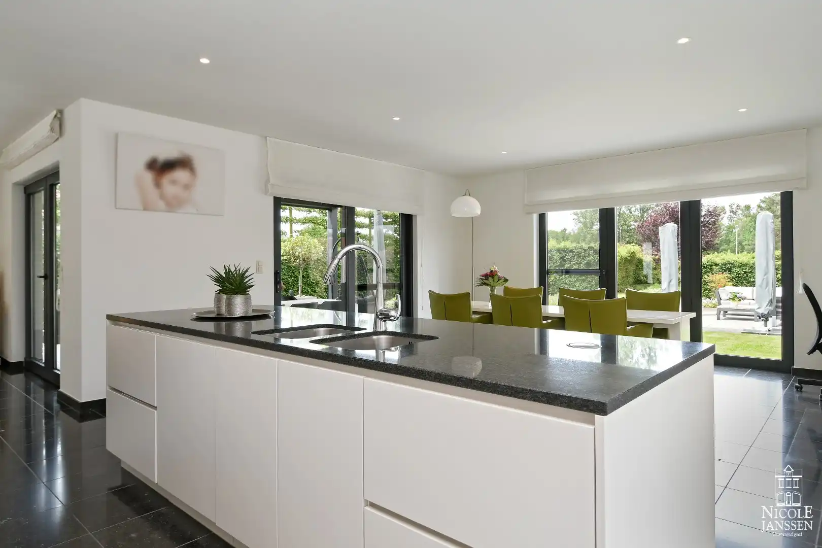 Instapklare goed onderhouden gezinswoning met mooie tuin met gezellig overdekt terras foto 13