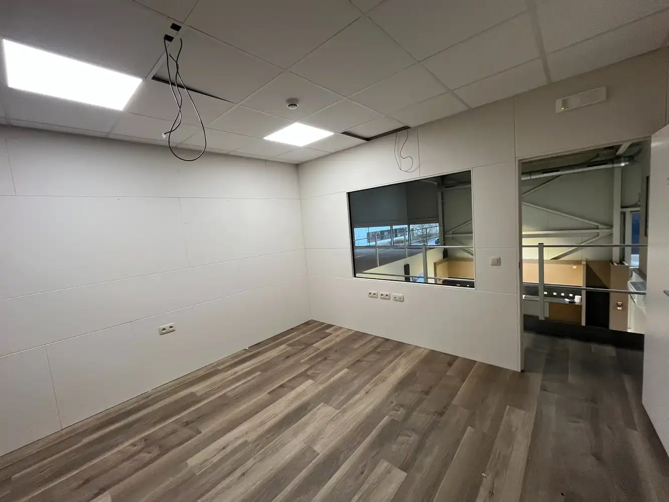 Bedrijfshal met kantoor foto 18