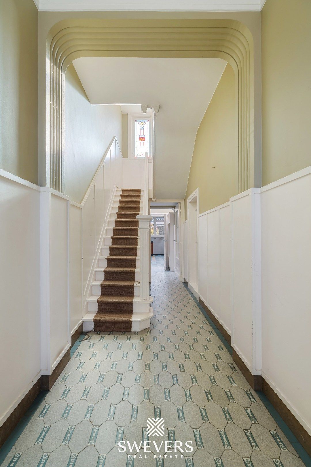 Karaktervol herenhuis met 6 slaapkamers, 2 badkamers en tuintje in Mol foto 3