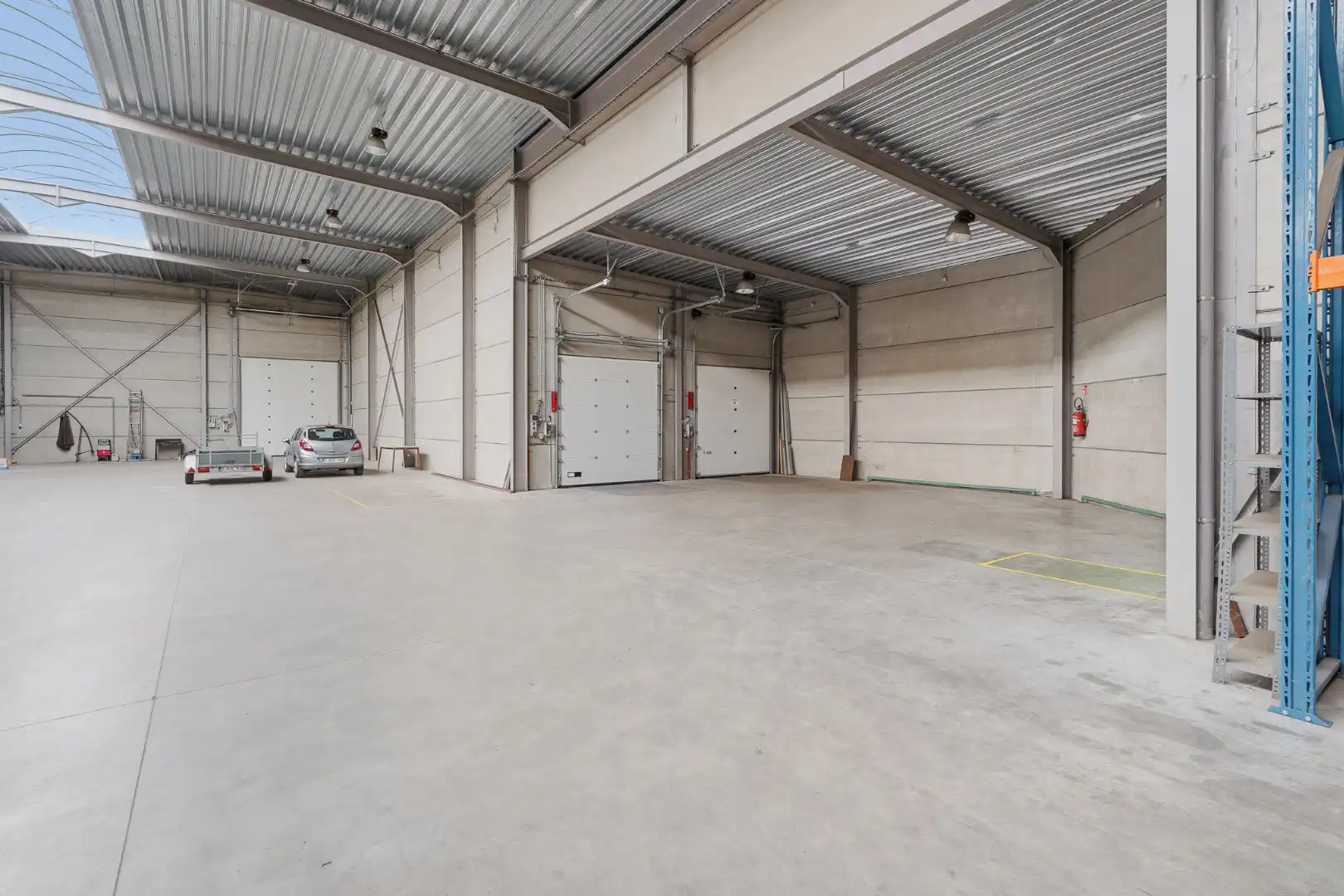 Bedrijfswoning met ruime loods van ca. 1.530 m² in de ambachtelijke zone van Eernegem foto 9