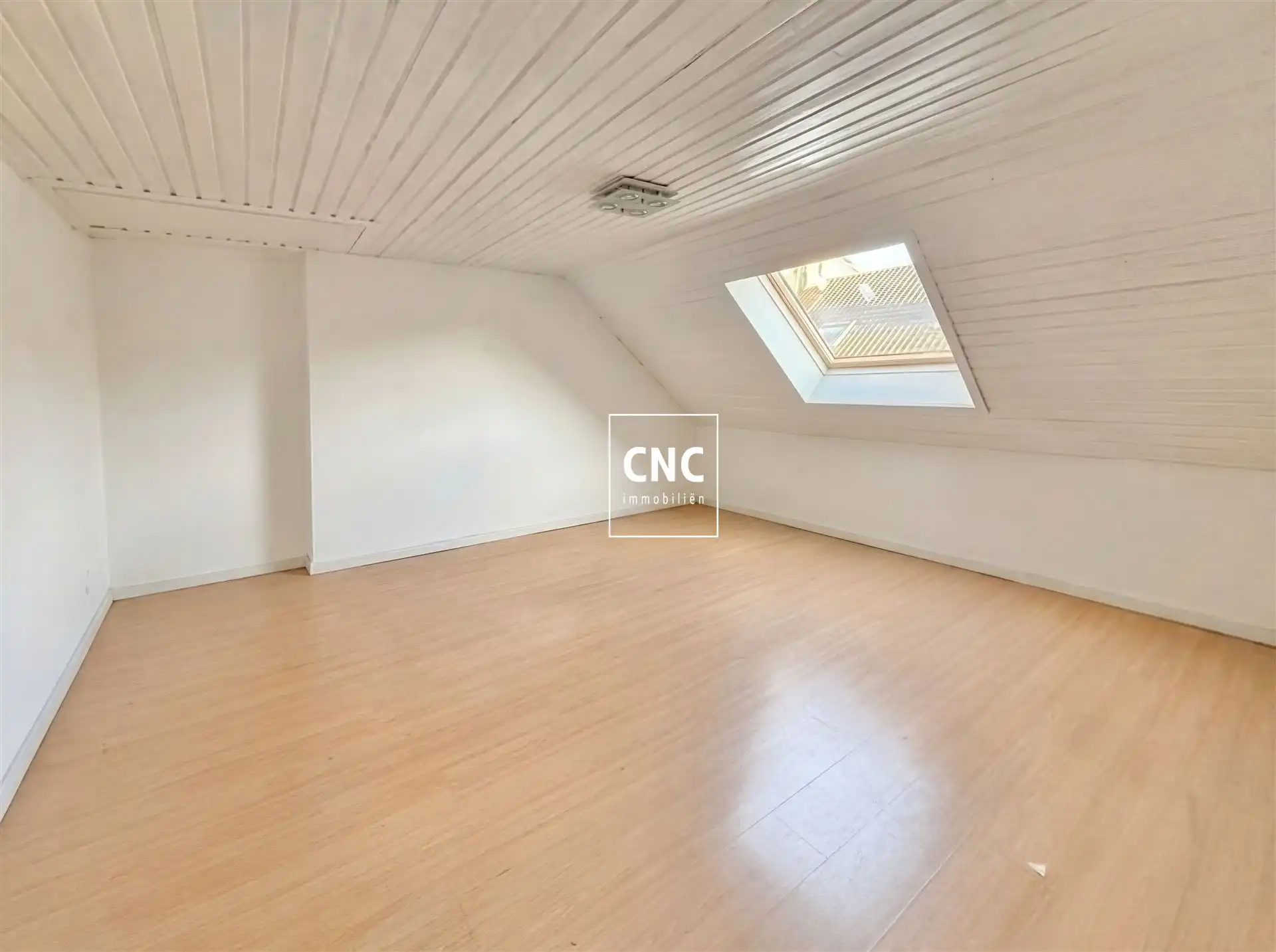 Rijwoning met renovatiepotentieel in het hart van Heist foto 22