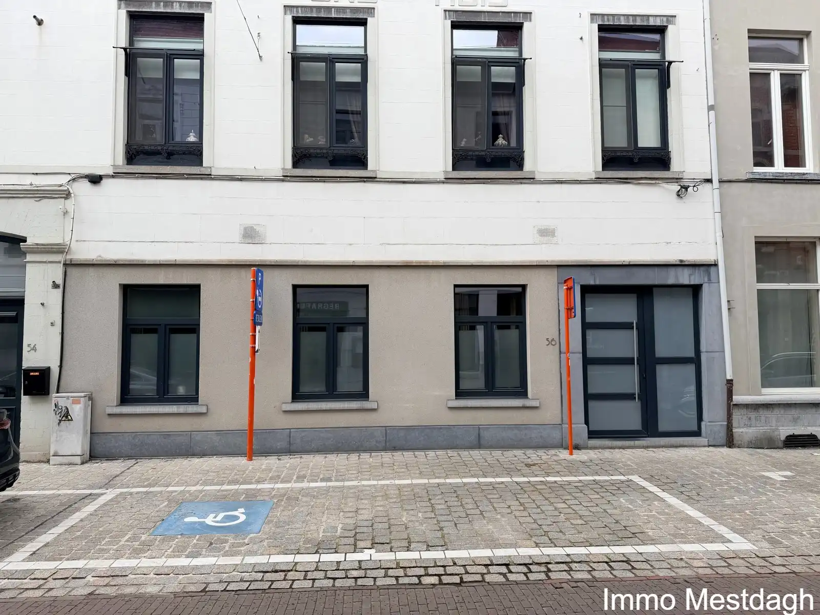 Ruim en energiezuinig gelijkvloers appartement (115 m²) met terras en staanplaats in hartje Diest foto {{pictureIndex}}