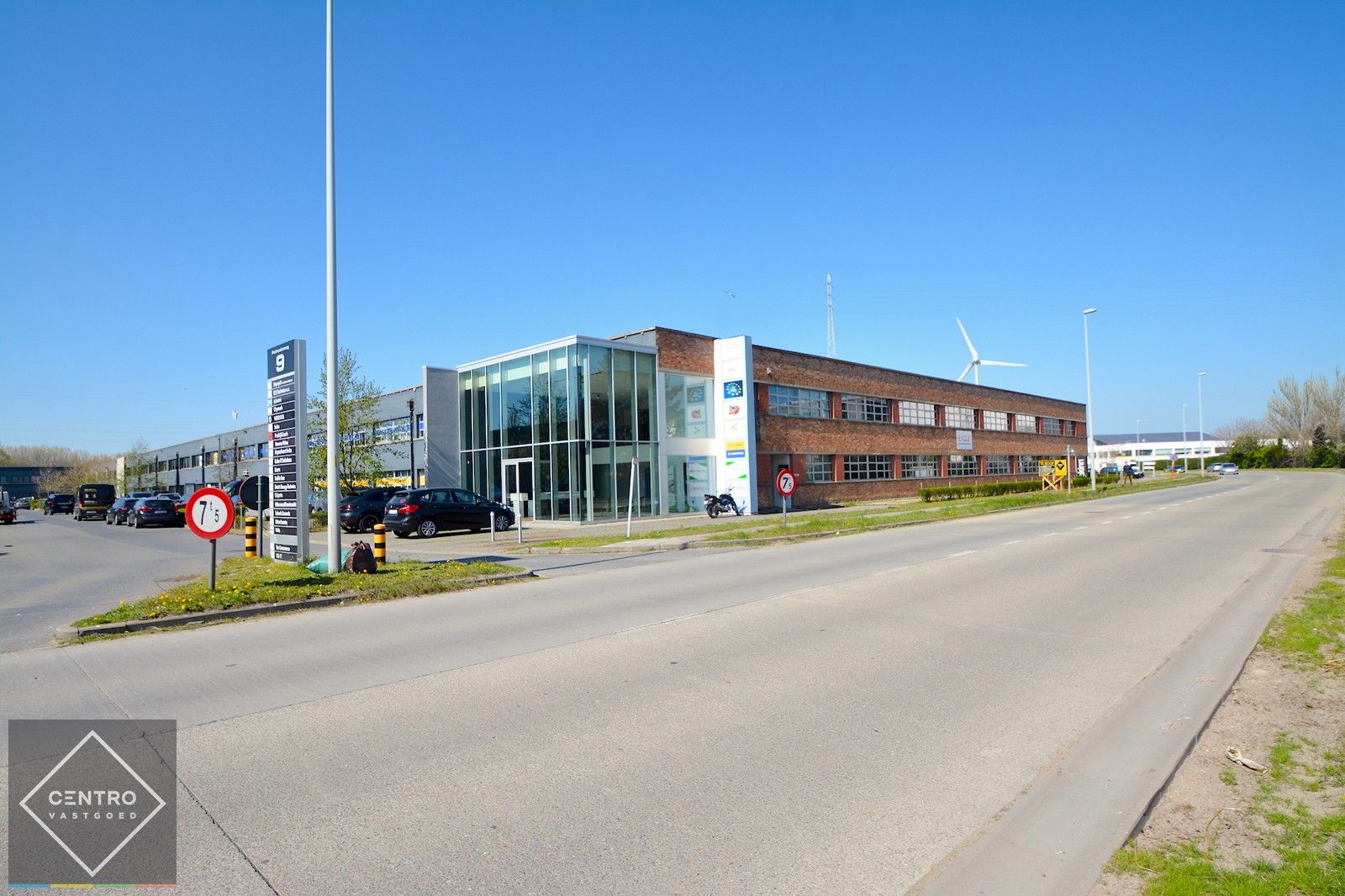 Bemeubelde kantoorruimte (58,65m² of 81,62m²), voorzien van airco en rand-accommodatie (sanitair, keuken, ...) te Brugge! Vlot bereikbaar via Expresweg. foto 13