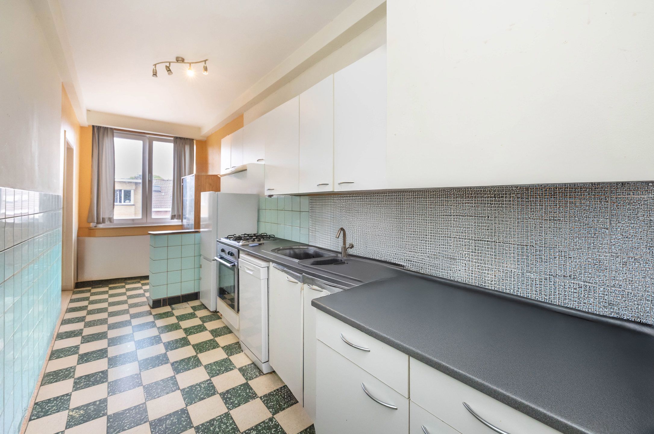Appartement 2 slaapkamers van ± 78 m² volledig te renoveren foto 4