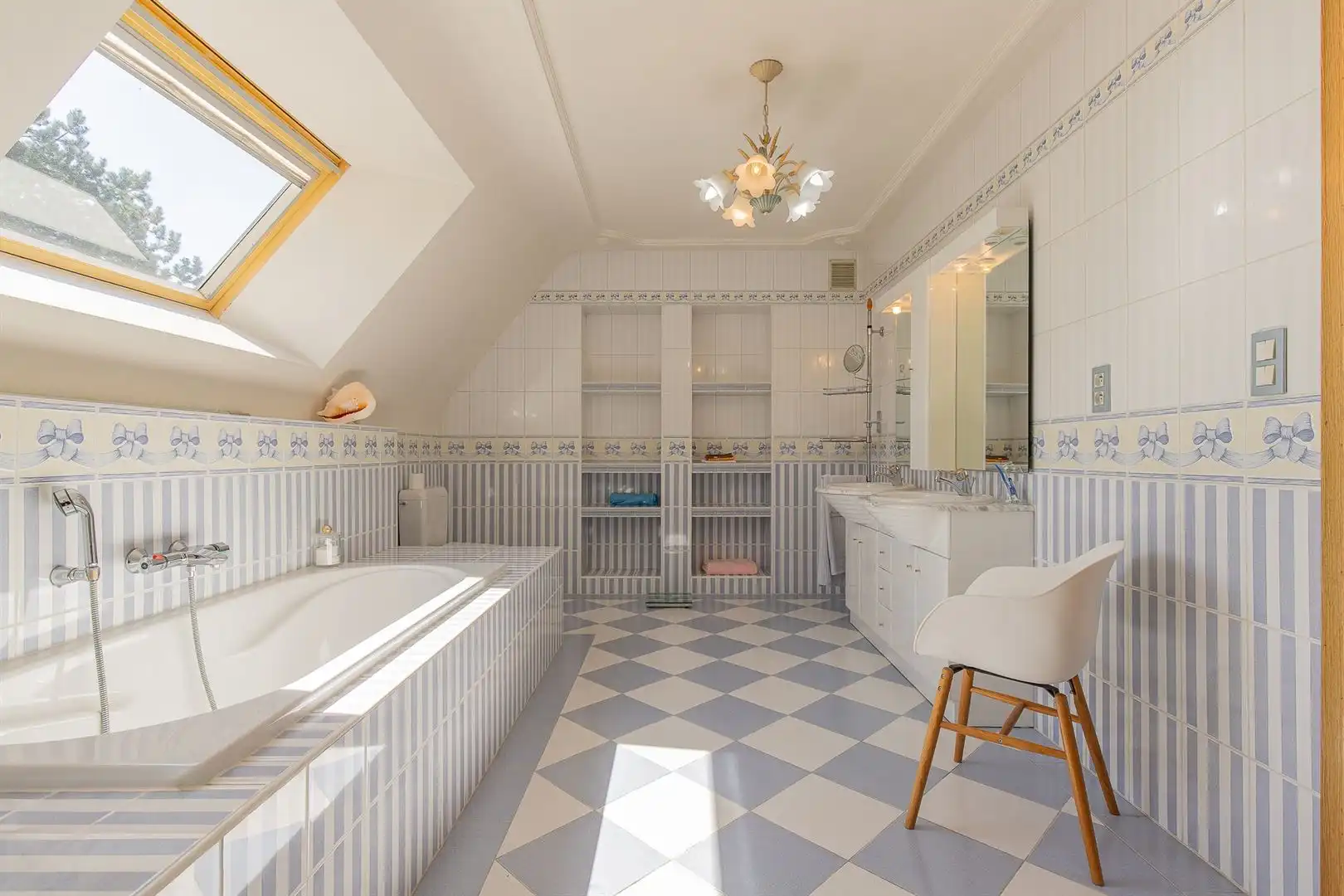 Uitzonderlijk ruime en veelzijdige praktijkwoning / cohousing met tal van mogelijkheden foto 23