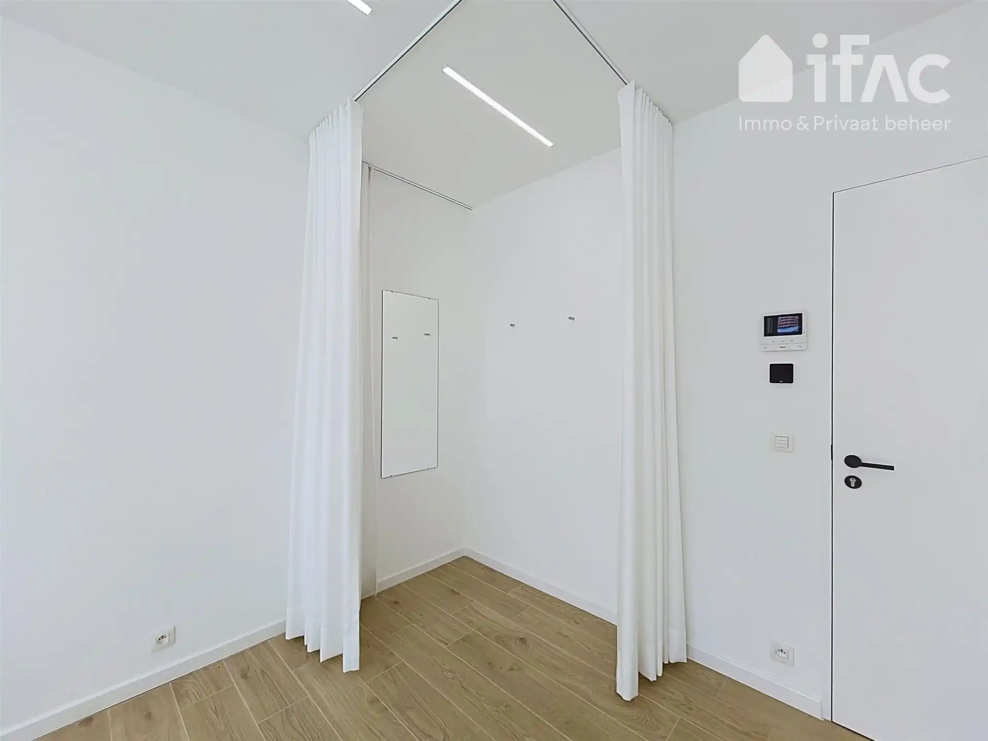 Moderne praktijkruimtes in modern en lichtrijk gebouw foto 19