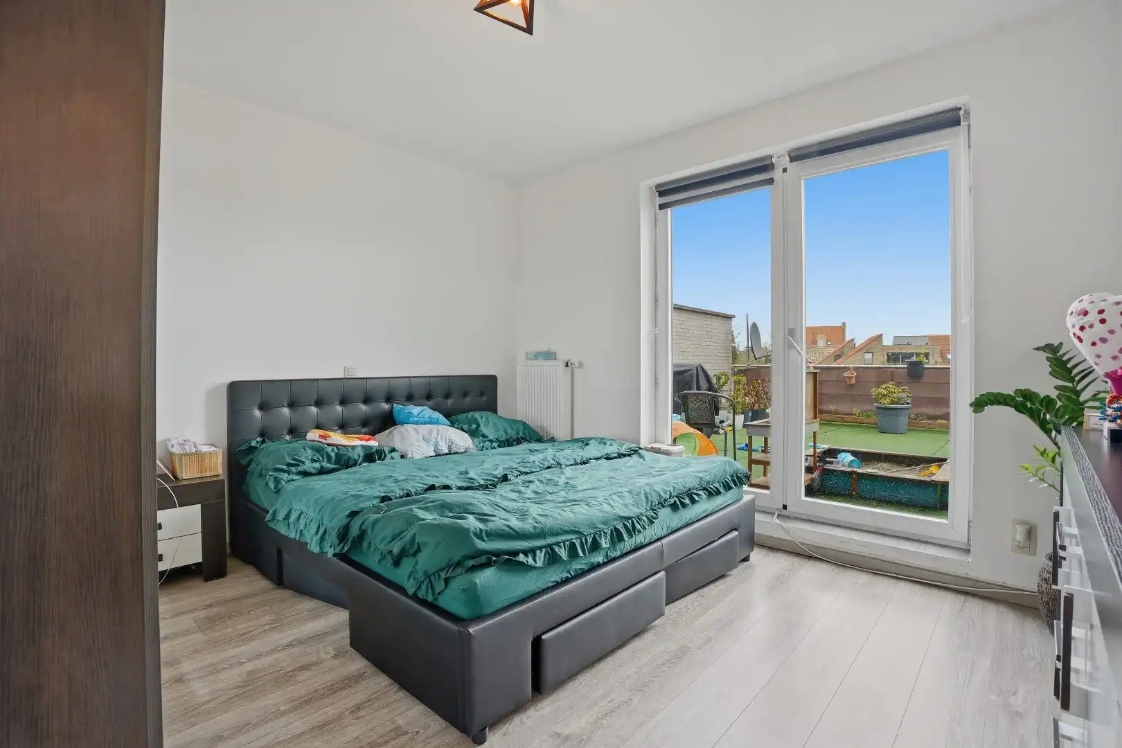 Recent appartement met privatieve tuin (346m²)  en ruim terras (40m²) in het centrum van Woumen! foto 7
