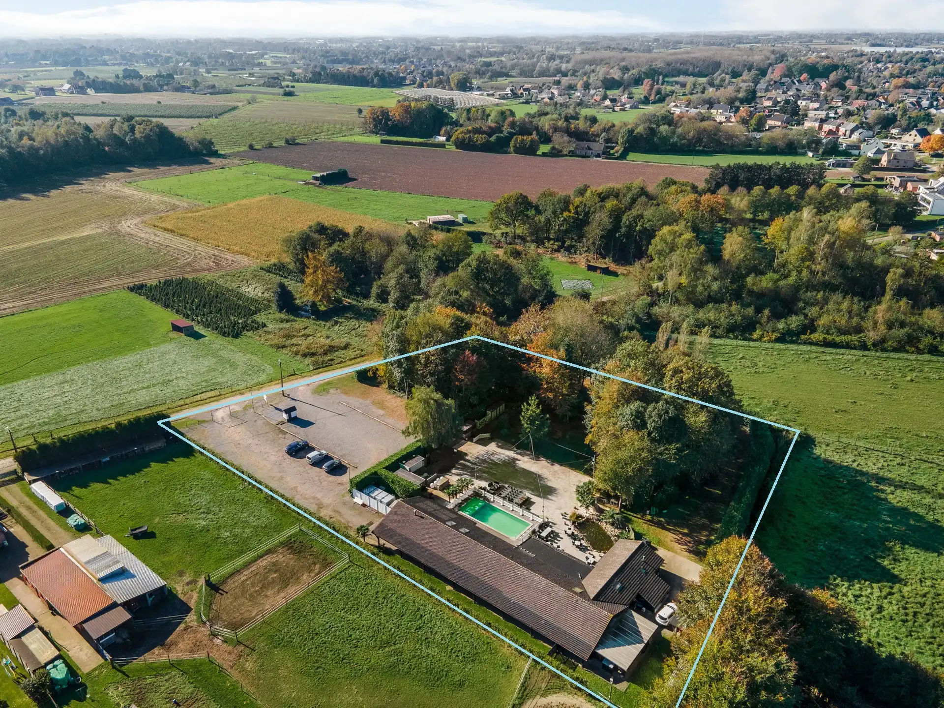 Polyvalent gebouw gelegen in recreatiegebied  foto {{pictureIndex}}