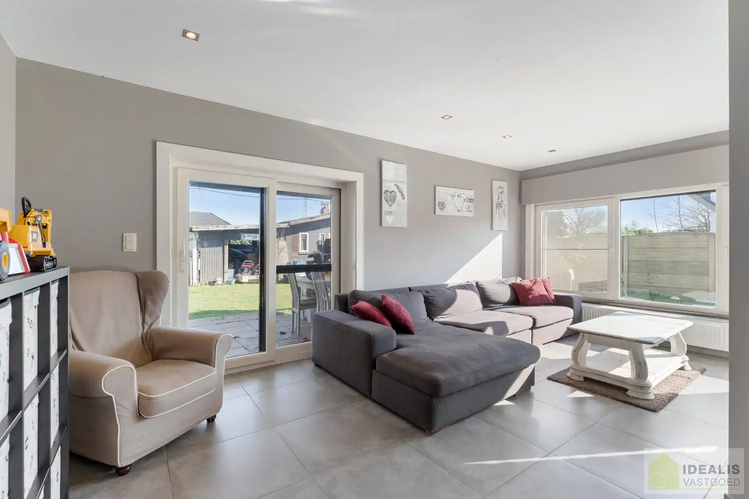 IDEALIS VASTGOED - CHARMANTE INSTAPKLARE GEZINSWONING MET EEN LICHTRIJKE LEEFRUIMTE, MODERNE OPEN KEUKEN MET KOOKEILAND, 3 RUIME SLAAPKAMERS EN BADKAMER. DE WONING IS GELEGEN OP EEN PRACHTIG PERCEEL VAN 12A 68CA! Deze knappe bungalow omvat een aangename 140m² bewoonbare oppervlakte met een lichtrijke woonkamer met aansluitend een moderne open keuken met kookeiland (voorzien van alle comfort), 3 ruime slaapkamers en een badkamer. De woning biedt verder een kelderverdieping en een zeer ruime tuin. Een unieke kans voor kandidaten op zoek naar een instapklaar huis voorzien van alle faciliteiten op een hele fijne locatie tussen de centra van Oudsbergen, Bree en Peer! foto 5